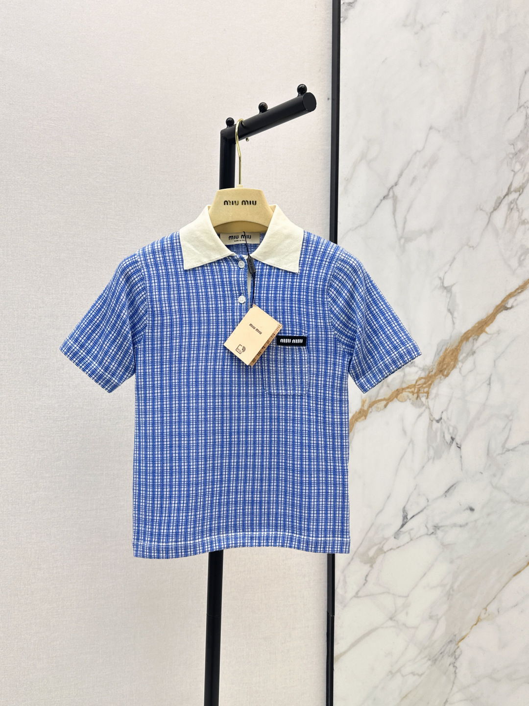 NO:802038,Miu 26Ss - the latest fine plaid Polo sweater for spring and summer. Refreshing and healing sky blue ~ makes you feel good when you look at it. The fabric is light, soft and comfortable. It has a mask-like touch and is very delicate. Blue and white plaid with white lapels. It is fresh and energetic. It is fashionable to wear alone or layered. It is very sweet and cool to wear with skirts for daily use. One color ready for sale sml,, miumiu, skirts,19860909Miu 26Ss————春夏最新款细格纹Polo针织衫 清爽治愈天蓝色～看着心情都很舒畅 面料轻薄柔软舒适 面膜般的触感 很细腻 蓝白格纹拼接白色翻领 清新有活力感 单穿or叠穿都很时髦 日常搭配半裙很甜酷感 一色现货发售sml,,miumiu,skirts,,Women's clothing