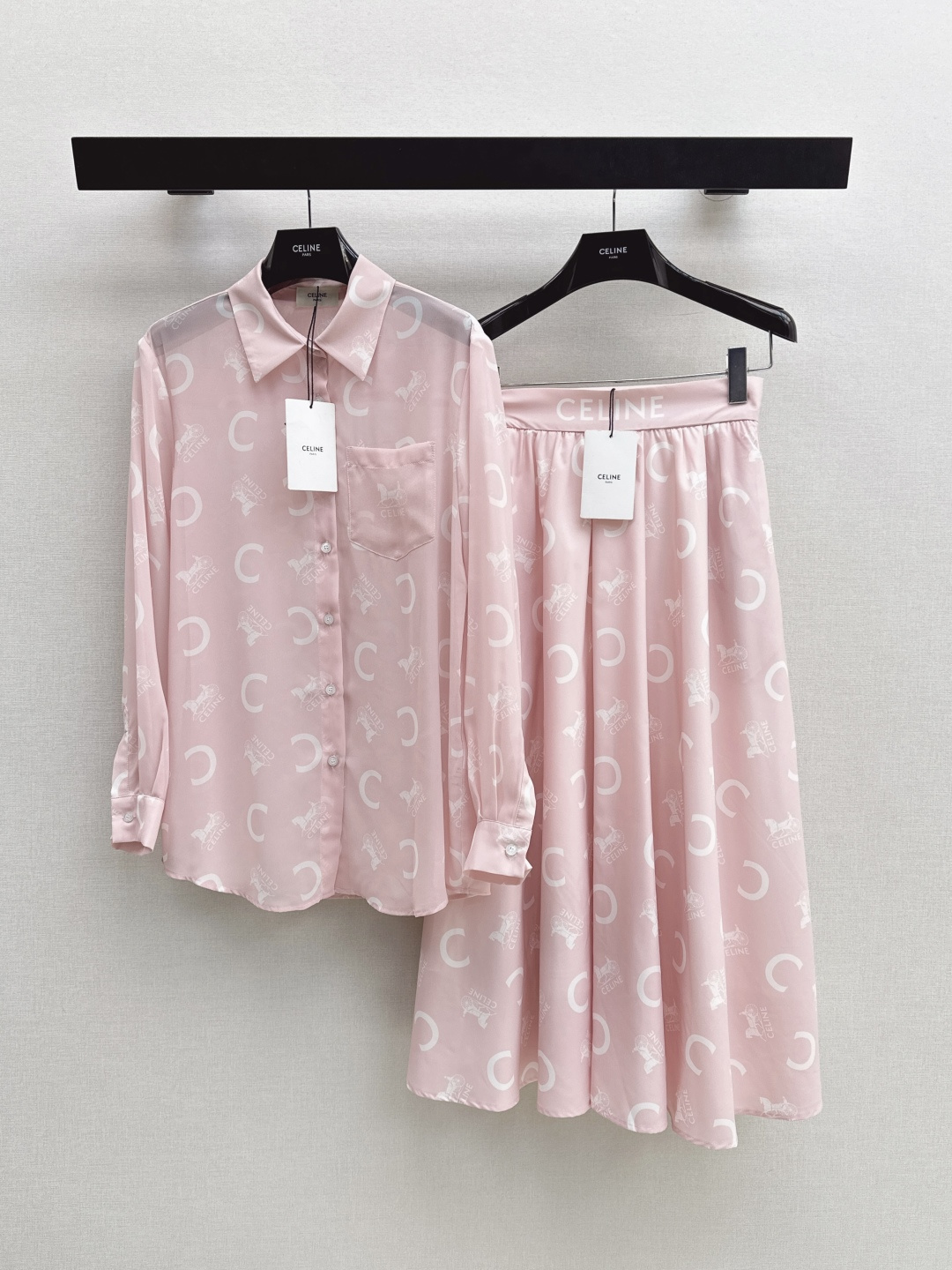 NO:802032,Ce 26Ss————The latest spring and summer letter print suit shirt + umbrella-shaped high-waisted skirt, cute style, full of small details, exquisite workmanship, age-reducing fashion, good hold style, won the hearts of fairies, soft and textured, one color separated, ready for sale, sml lining, skirts, shirts,19860909Ce 26Ss————春夏最新款字母印花套装衬衫+伞状高腰半裙 可A可乖的风格 满满小细节太加分 做工精致 减龄时尚 好HOLD住造型 深得仙女心 柔软有质感 一色分开发 现货发售sml 衬,,skirts,shirts,,Women's clothing