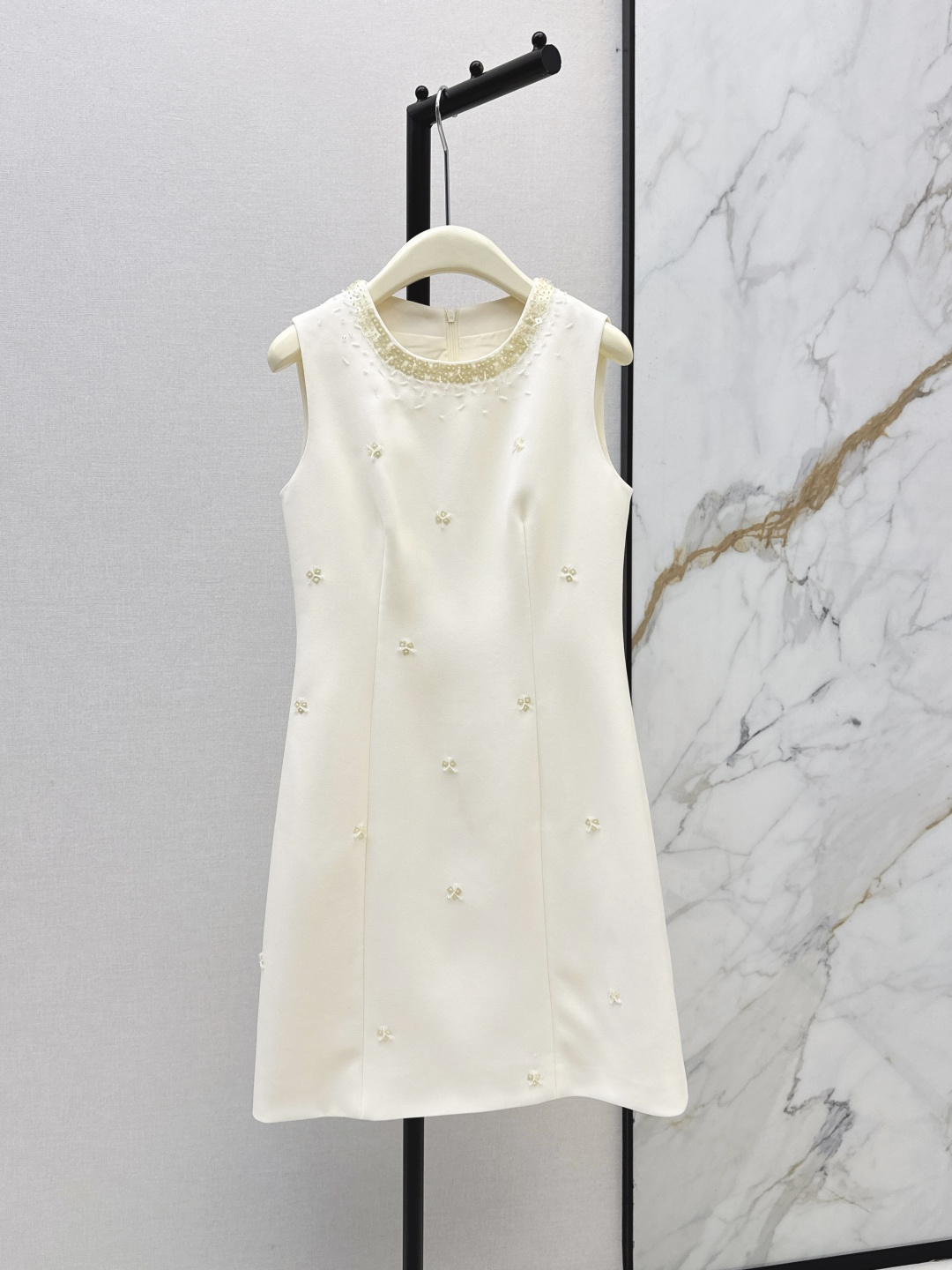 NO:802042,Fashionable design 26Ss————The latest spring and summer beaded dress with contrasting color collar. The three-dimensional waist cut is slimming. The skirt shape is very good. The customized fabric is quite wide and textured. The version is versatile and not picky. Especially recommended for commuting. It is also very refined and elegant for daily wear. Two colors are available in stock smlxl,,skirts,19860909时髦设计 26Ss————春夏最新款撞色领口钉珠连衣裙 立体收腰版型剪裁显瘦加分 裙型很好 定制面料挺阔有质感 版型百搭不挑人通勤特别推荐 日常穿也很精致又有气质感 两色现货发售smlxl,,skirts,,Women's clothing