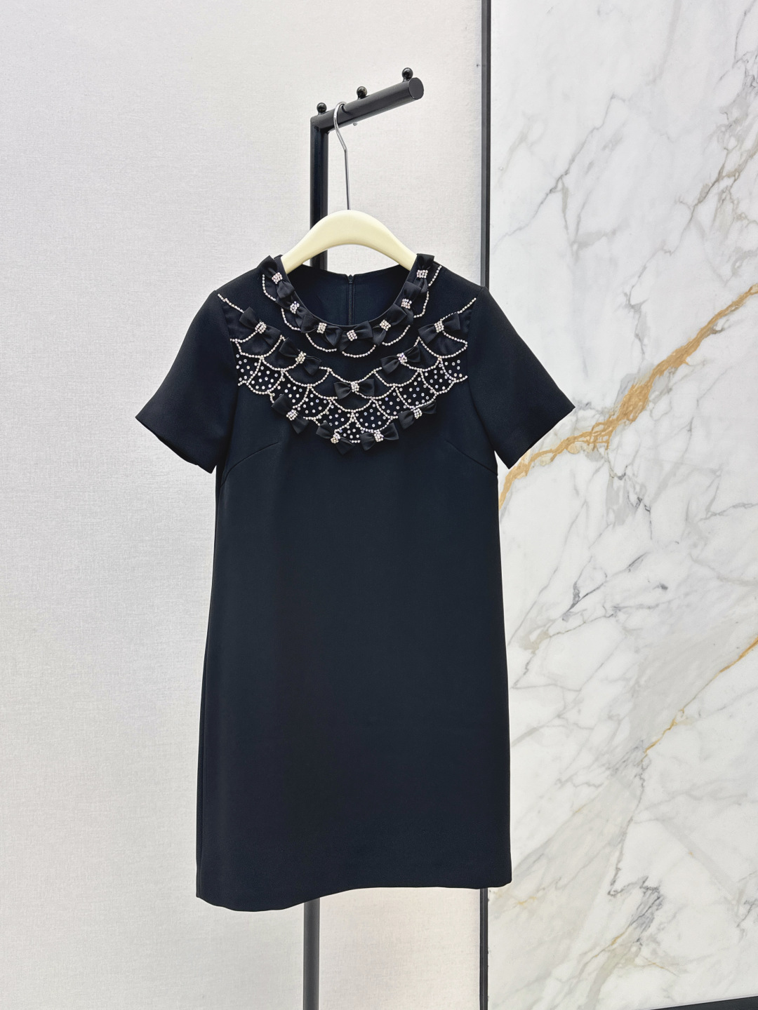 NO:802052,VLTN 26Ss————The latest spring and summer short-sleeved bow-knot studded dress, low-key and luxurious three-dimensional tailoring. Streamlined line design. Noble and elegant, yet full of gentle and intellectual temperament. Imported special material. Soft and comfortable. It will be amazing when you receive it. Three colors are available in stock, smlxl, skirts, T-shirt,19860909VLTN 26Ss————春夏最新款短袖蝴蝶结钉钻装饰连衣裙低调奢华立体剪裁 精简线条感设计 高贵典雅又尽显温柔知性的气质 进口特殊材质 柔软舒适 收到手会很惊艳 三色现货发售smlxl,,skirts,T-shirt,,Women's clothing