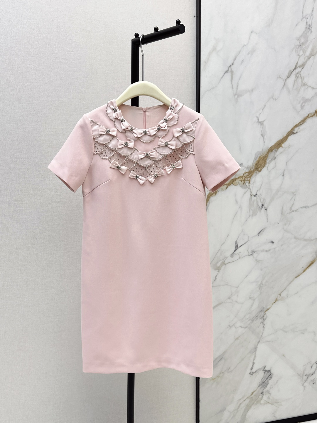 NO:802049,VLTN 26Ss————The latest spring and summer short-sleeved bow-knot studded dress, low-key and luxurious three-dimensional tailoring. Streamlined line design. Noble and elegant, yet full of gentle and intellectual temperament. Imported special material. Soft and comfortable. It will be amazing when you receive it. Three colors are available in stock, smlxl, skirts, T-shirt,19860909VLTN 26Ss————春夏最新款短袖蝴蝶结钉钻装饰连衣裙低调奢华立体剪裁 精简线条感设计 高贵典雅又尽显温柔知性的气质 进口特殊材质 柔软舒适 收到手会很惊艳 三色现货发售smlxl,,skirts,T-shirt,,Women's clothing