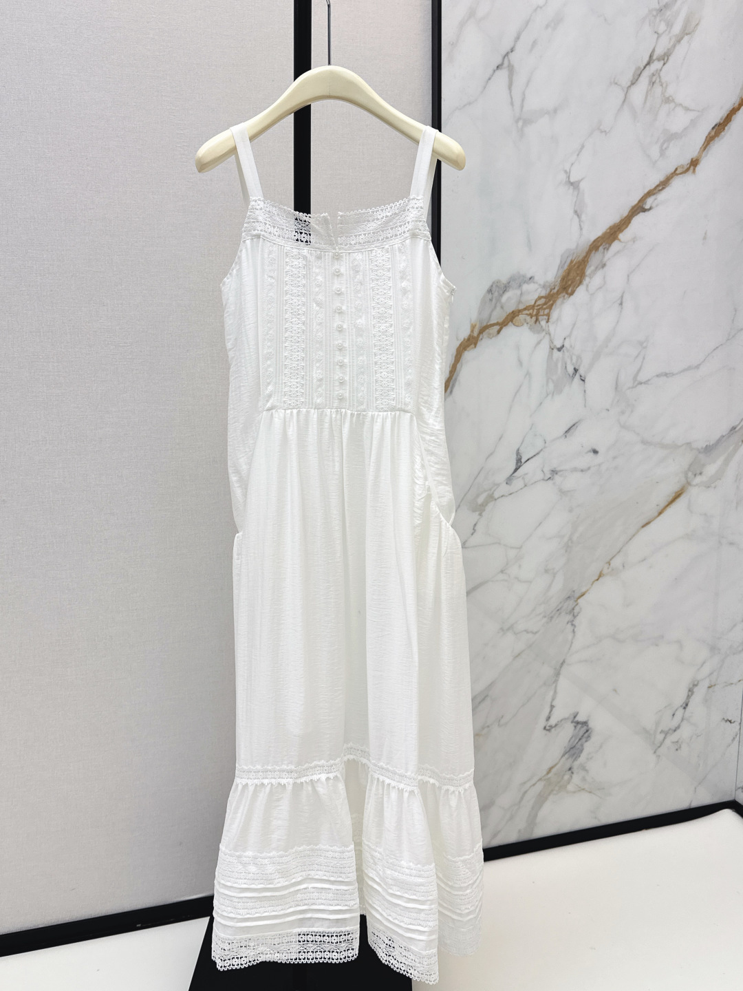 NO:802046,Fashionable design 26Ss————Latest spring and summer lace splicing decorative suspender long dress, fashionable design, high waistline and large skirt tailoring, easily modify the waist, slimming online, looks great for daily shopping, also suitable for vacation, ready for sale in one color, smlxl,,skirts,19860909时髦设计 26Ss————春夏最新款花边拼接装饰吊带长款连衣裙 时髦设计感 高腰线大裙摆剪裁 轻松修饰腰部 显瘦感在线 日常逛街穿太好看了 度假也很适合 一色现货发售smlxl,,skirts,,Women's clothing