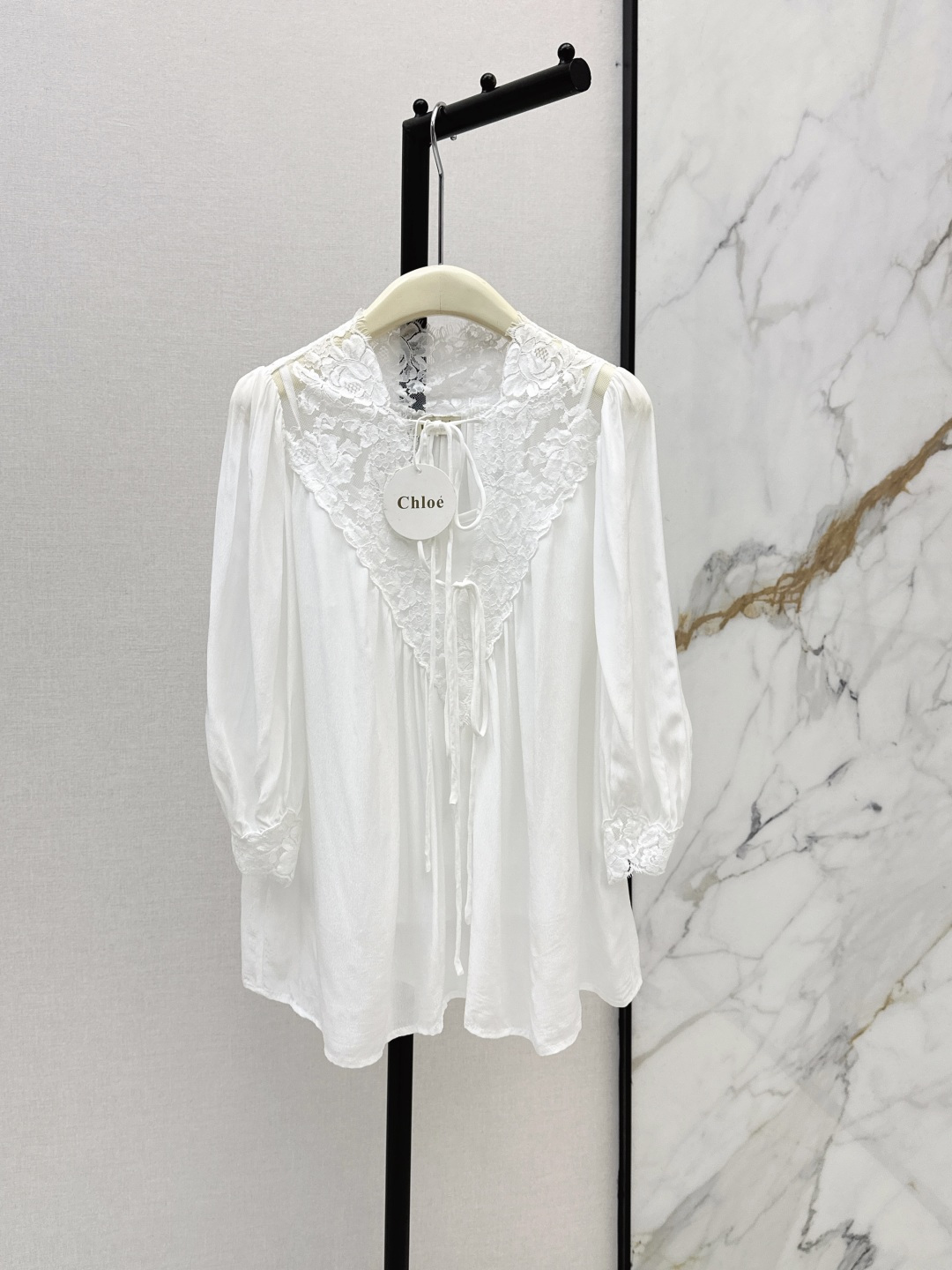 NO:802043,Ch～E 26Ss————The latest spring and summer spliced ​​lace shirt is elegant and elegant online. It is also suitable for vacation. It is made of lace spliced ​​silk blended fabric. The loose version can easily cover the flesh and make you slim. Two colors are available in stock smlxl,, shirts, real silk,19860909Ch～E 26Ss————春夏最新款拼接蕾丝衬衫优雅气质在线 度假穿也很适合 采用蕾丝拼接真丝混纺面料 宽松版型轻松遮肉显瘦 两色现货发售smlxl,,shirts,real silk,,Women's clothing