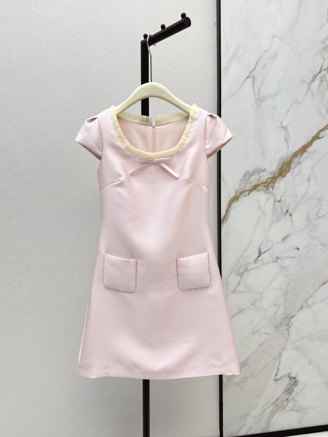 NO:802040,Fashionable design 26Ss————The latest sleeveless dress with bow decoration for spring and summer. The upper body is so beautiful. The color is super gentle. The bow design presents a sweet and elegant femininity. It is full of sophistication. The three-dimensional waist is tightened to create a perfect body proportion. Two colors are available in stock smlxl,,skirts,19860909时髦设计 26Ss————春夏最新款富家千金蝴蝶结装饰无袖连衣裙 上身太美了 颜色超级温柔 蝴蝶结设计呈现甜美优雅女人味 满满的精致感 立体收腰塑造完美身材比例 两色现货发售smlxl,,skirts,,Women's clothing