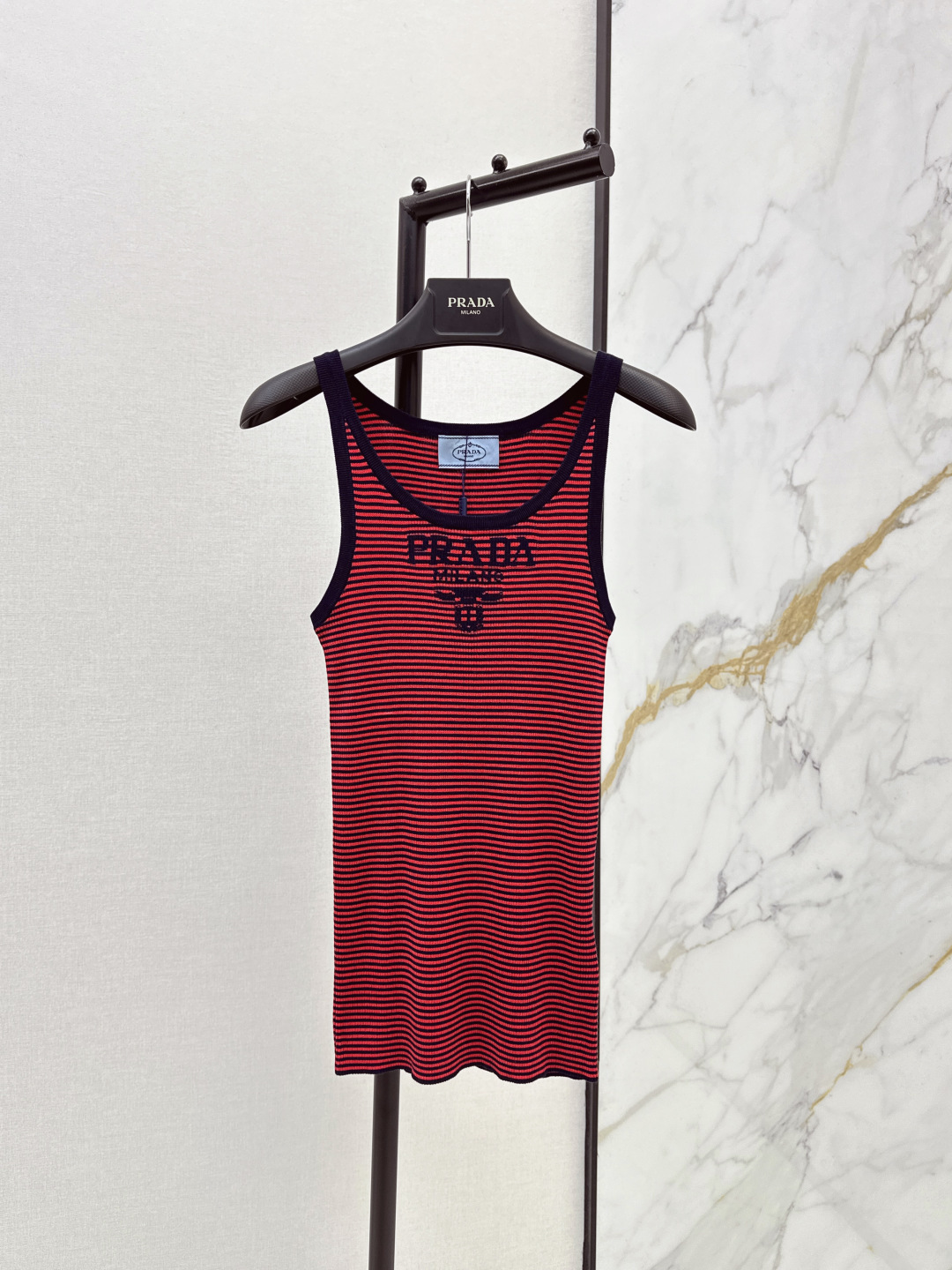 NO:802037,PD 26Ss————The latest striped sleeveless sweater for spring and summer. The latest striped knitted series. Minimalist stripes + classic logo intarsia interpret comfort and fashion. It shows your figure every day and is versatile. The round neck slim fit makes the upper body slimmer. The classic logo jacquard label on the chest highlights the recognition. It can be worn for daily commuting and casual wear. It can be paired with high-waisted pants or skirts. You can easily go out with it casually. One color ready for sale sml,,skirts,19860909PD 26Ss————春夏最新款条纹无袖针织衫最新款的条纹针织系列 极简条纹+经典logo徽标嵌花诠释舒适与时髦 日常显身材又百搭 圆领修身版型上身巨显瘦 胸口经典logo提花标签凸显辨识度 日常通勤休闲都能穿 搭配高腰裤or半裙都ok 随便一搭就能轻松出街 一色现货发售sml,,skirts,,Women's clothing