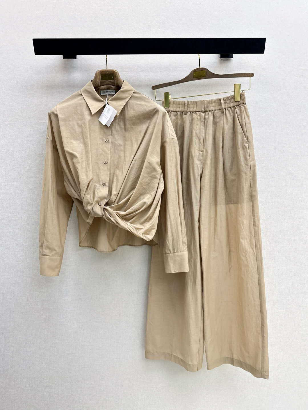 NO:802031,Tops, pants, old-money style outfits Bc 26Ss - the latest spring and summer Bai Fumei must-have holiday style suit, knot pullover silhouette shirt + elastic waist straight pants. The texture of custom-dyed silk cotton fabric is light, elegant, breathable and comfortable. The draped knot design on the hem is personalized. A set of high-end items that can easily be matched with the upper body to create a lazy and casual look. The embroidered beaded edge on the back neck has a minimalist Italian aesthetic. Highly recommended to keep versatile items. Two colors are developed separately.  Ready for sale sml, shirts,19860909上衣 裤老钱风穿搭 Bc 26Ss———春夏最新款白富美必入度假风套装纽结套头廓形衬衫+松紧腰直筒裤 定染丝绵面料质感轻盈飘逸透气舒适 下摆垂褶纽结设计个性化 一套搭配上身轻松演绎慵懒随性的高级单品 后领绣珠边极约意式美感 强烈推荐自留百搭单品 两色分开发 现货发售sml,,shirts,,Women's clothing