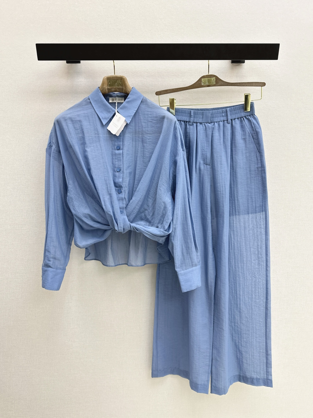 NO:802054,Tops, pants, old-money style outfits Bc 26Ss - the latest spring and summer Bai Fumei must-have holiday style suit, knot pullover silhouette shirt + elastic waist straight pants. The texture of custom-dyed silk cotton fabric is light, elegant, breathable and comfortable. The draped knot design on the hem is personalized. A set of high-end items that can easily be matched with the upper body to create a lazy and casual look. The embroidered beaded edge on the back neck has a minimalist Italian aesthetic. Highly recommended to keep versatile items. Two colors are developed separately.  Ready for sale sml, shirts,19860909上衣 裤老钱风穿搭 Bc 26Ss———春夏最新款白富美必入度假风套装纽结套头廓形衬衫+松紧腰直筒裤 定染丝绵面料质感轻盈飘逸透气舒适 下摆垂褶纽结设计个性化 一套搭配上身轻松演绎慵懒随性的高级单品 后领绣珠边极约意式美感 强烈推荐自留百搭单品 两色分开发 现货发售sml,,shirts,,Women's clothing