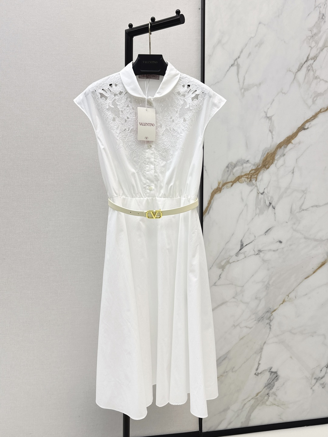 NO:802051,VLTN 26Ss————The latest light luxury French stand-collar lace hollow-waisted white dress for spring and summer. Comes with exquisite belt. Stand-collar sleeveless waist-cinched A-line mid-length skirt. High waistline design to lift the waistline instantly. Optimize body proportions. The large skirt covers the flesh and makes you look slimmer. The neckline and shoulders are made of heavy-duty hollow lace embroidery design with exquisite carvings. It is a stylish and atmospheric item that can be worn for commuting, dating, and vacations.  One color ready for sale sml,,skirts,19860909VLTN 26Ss———春夏最新款轻奢法式立领蕾丝镂空收腰白色连衣裙 配送精美腰带 立领无袖收腰A字中长裙 高腰线设计秒提腰线 优化身材比例 大摆裙摆遮肉显瘦 领口及肩颈处做重工镂空蕾丝刺绣设计雕花精致细腻 是通勤/约会/度假都能穿的气质氛围感单品 一色现货发售sml,,skirts,,Women's clothing