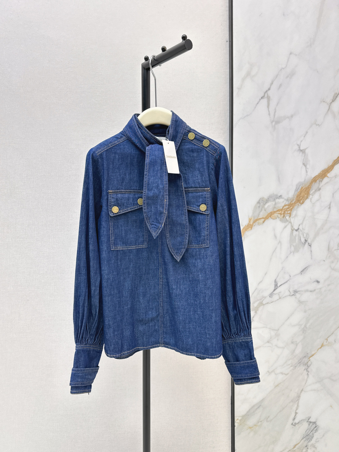 NO:802048,Zim 26Ss————The latest spring and summer denim shirt with stand-up collar and lace-up, retro metal buckle decoration work pockets, gathered lantern sleeve design, loose fit, easy to wear, versatile and fashionable. Highly recommended item. It is perfect for daily commuting or beach vacation. The texture of imported denim active wash is great. Two colors are available for sale sml,, shirts,19860909Zim 26Ss————春夏最新款系带立领牛仔衬衫复古金属扣装饰工装口袋 收褶灯笼袖设计宽松版型不挑人百搭又时髦 强烈推荐单品 日常通勤或者海边度假穿都很绝 进口牛仔活性洗水质感超赞 两色现货发售sml,,shirts,,Women's clothing