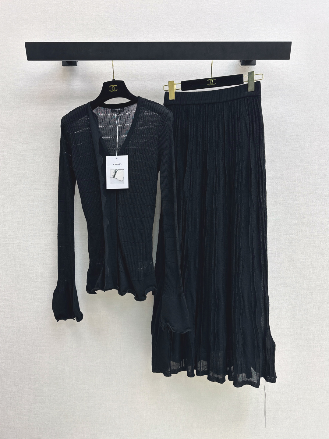 NO:802045,C Home 26Ss————The latest ladylike suit for spring and summer, V-neck slim cardigan + skirt. The combination is too fairy. It is gentle and a little refined and noble. It makes you slimmer and taller and can elongate the proportion. Wear alone to make a gentle lady. Wear it layered or separately to match it to make a date. One set is available. One color is available for sale sml,,chanel,skirts,19860909C家 26Ss————春夏最新款名媛气质套装V领修身开衫+半裙 一套搭配也太仙了吧 温柔又带点精致贵气 显瘦显高还能拉长比例 单穿是温柔小姐姐 叠穿或者分开搭配就是约会天花板 一套出 一色现货发售sml,,chanel,skirts,,Women's clothing