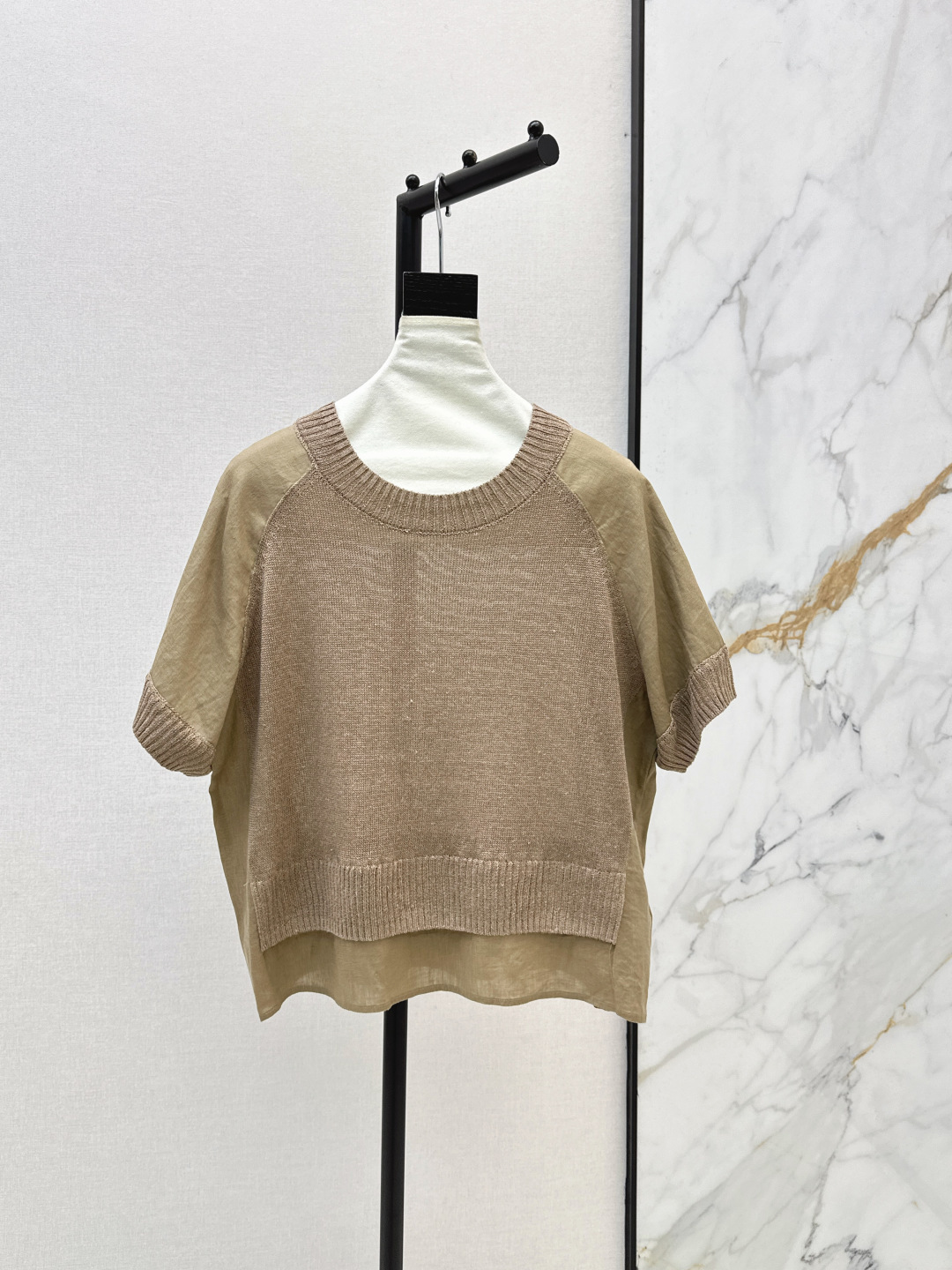 NO:802039,Max 26Ss————The latest high-intellectual wear in spring and summer. Elegant round-neck knitted top spliced ​​with linen fake two-piece design. Lazy and comfortable atmosphere. Minimalist old money style outfit. Imported linen lyocell yarn is heavy-duty, luxurious, mysterious and noble. Low-key luxury sense of high-end. The style is casual and elegant. Classic and not flattering on the upper body. Super slim. Three colors available for sale sml,,19860909Max 26Ss————春夏最新款高智感穿搭优雅气质圆领针织上衣拼接亚麻假两件设计 慵懒自在的氛围感 极简老钱风穿搭 进口亚麻莱赛尔纱线重工奢华神秘又高贵 低调奢华的高级感 版型气质随性优雅 经典不挑人上身超显瘦 三色现货发售sml,,,Women's clothing