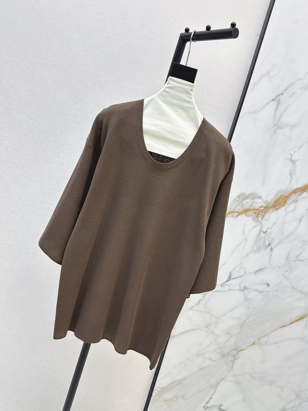 NO:802036,Row 26Ss————The latest spring and summer minimalist style U-neck knitted lazy long T fashionable single product. The dropped shoulders are loose and comfortable as clouds. The original custom tailoring creates an Italian minimalist sense of luxury. The imported cotton blended yarn fabric has a great texture. The classic version is not picky. Three colors are available for sale sml,,19860909Row 26Ss————春夏最新款极简风U领针织懒人大长T时髦精单品 落肩气质宽松 云朵般舒适 原版定制剪裁打造意式极简的高级感 进口棉混纺纱线面料质感超赞 经典版型不挑人 三色现货发售sml,,,Women's clothing