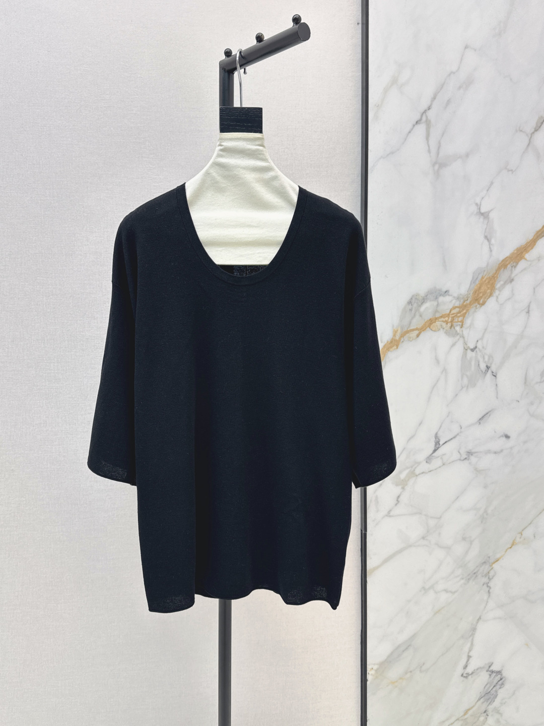 NO:802033,Row 26Ss————The latest spring and summer minimalist style U-neck knitted lazy long T fashionable single product. The dropped shoulders are loose and comfortable as clouds. The original custom tailoring creates an Italian minimalist sense of luxury. The imported cotton blended yarn fabric has a great texture. The classic version is not picky. Three colors are available for sale sml,,19860909Row 26Ss————春夏最新款极简风U领针织懒人大长T时髦精单品 落肩气质宽松 云朵般舒适 原版定制剪裁打造意式极简的高级感 进口棉混纺纱线面料质感超赞 经典版型不挑人 三色现货发售sml,,,Women's clothing