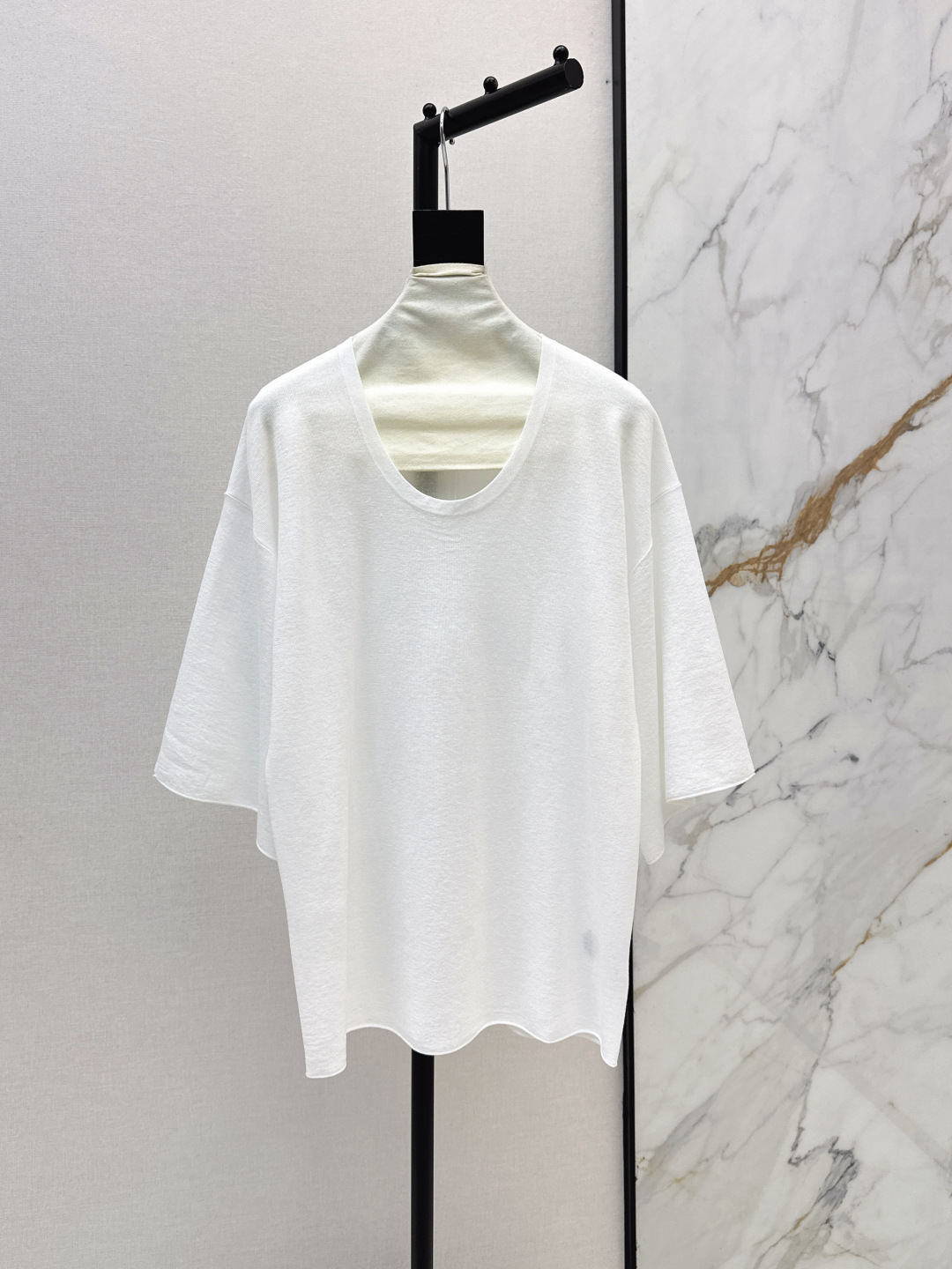 NO:802030,Row 26Ss————The latest spring and summer minimalist style U-neck knitted lazy long T fashionable single product. The dropped shoulders are loose and comfortable as clouds. The original custom tailoring creates an Italian minimalist sense of luxury. The imported cotton blended yarn fabric has a great texture. The classic version is not picky. Three colors are available for sale sml,,19860909Row 26Ss————春夏最新款极简风U领针织懒人大长T时髦精单品 落肩气质宽松 云朵般舒适 原版定制剪裁打造意式极简的高级感 进口棉混纺纱线面料质感超赞 经典版型不挑人 三色现货发售sml,,,Women's clothing