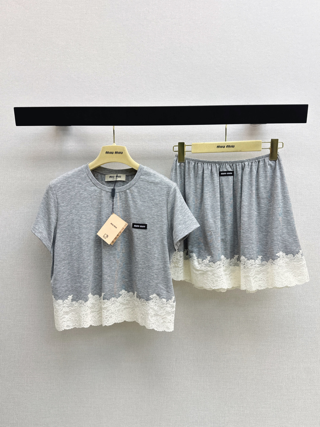 NO:802027,Exclusive launch of Miu 26Ss - the latest Miu style splicing lace suit for spring and summer, gray lace splicing, light fabric + exquisite lace, full of French retro feel, full lace layering, elegant and playful, imported soft and waxy lyocell fabric, classic logo embellishment, very delicate details, easy to control for daily dates and parties, easy to get the gentle atmosphere~~ One set, ready for sale in one color, sml,,miumiu,19860909独家首发 Miu 26Ss————春夏最新款缪系穿搭拼接蕾丝套装灰色蕾丝拼接轻薄面料+精致蕾丝花边 法式复古感满满 蕾丝层次感十足 优雅又俏皮 进口软糯莱赛尔面料 经典徽标点缀 细节处理非常细腻 日常约会聚会都能轻松驾驭 温柔氛围感轻松get～～ 一套出 一色现货发售sml,,miumiu,,Women's clothing