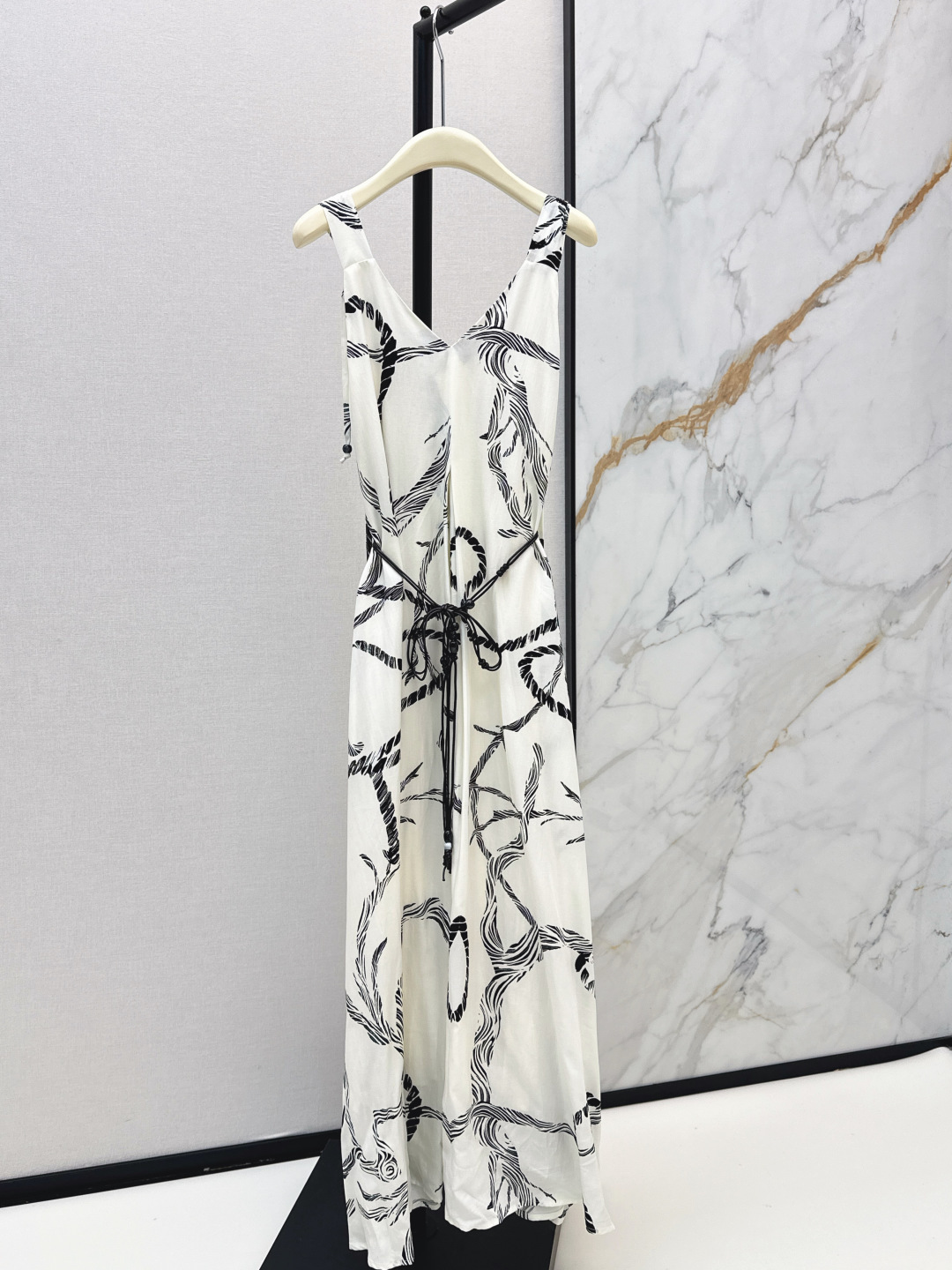 NO:802026,Her 26Ss————The latest spring and summer knotted printed linen sleeveless V-neck long dress. The off-white background collides with the black and white abstract rope pattern. Welding French laziness and high-end sense on the body. Natural linen fabric is breathable and skin-friendly. It has a relaxed texture. The V-neck sleeveless design modifies the shoulder and neck lines. The waist is freely adjustable with the same color rope belt. The large A-line version covers the flesh and looks slim. One color is available for sale smlxl,,skirts,19860909Her 26Ss————春夏最新款绳结印花亚麻无袖V领长款连衣裙 米白底色碰撞黑白抽象绳纹 把法式慵懒与高级感焊在身上 天然亚麻面料透气亲肤 自带松弛肌理感 V领无袖设计修饰肩颈线条 同色系绳带收腰自由调节 大摆A字版型遮肉显瘦 一色现货发售smlxl,,skirts,,Women's clothing