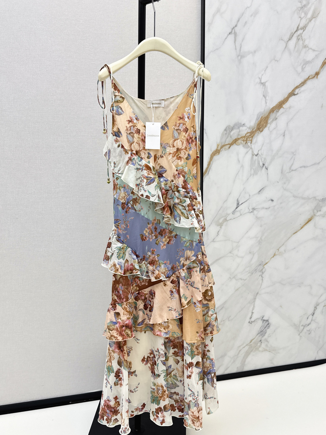 NO:802024,Zim 26Ss - the latest spring and summer oil painting style retro floral suspender cake long dress with irregular ruffles and gentle holiday dress. The layers of ruffles naturally hang down from the waist to form a smart sense of layering. It has a sense of elegance when walking. It can also cleverly modify the waist, abdomen and crotch lines. It is very tolerant to the body. The texture of the silk blended fabric is superb. The whole body is decorated with layered ruffles, which interprets the charming romantic charm.  One color ready for sale sml,,skirts,real silk,19860909Zim 26Ss————春夏最新款油画感复古碎花吊带蛋糕长款连衣裙不规则荷叶边温柔度假连衣裙 层层叠叠的荷叶边从腰侧自然垂落 形成灵动的层次感 走动时自带飘逸感 还能巧妙修饰腰腹与胯部线条 对身材的包容度很高 真丝混纺面料质感超赞 通体点缀层叠式荷叶边 诠释了迷人的浪漫韵味 一色现货发售sml,,skirts,real silk,,Women's clothing