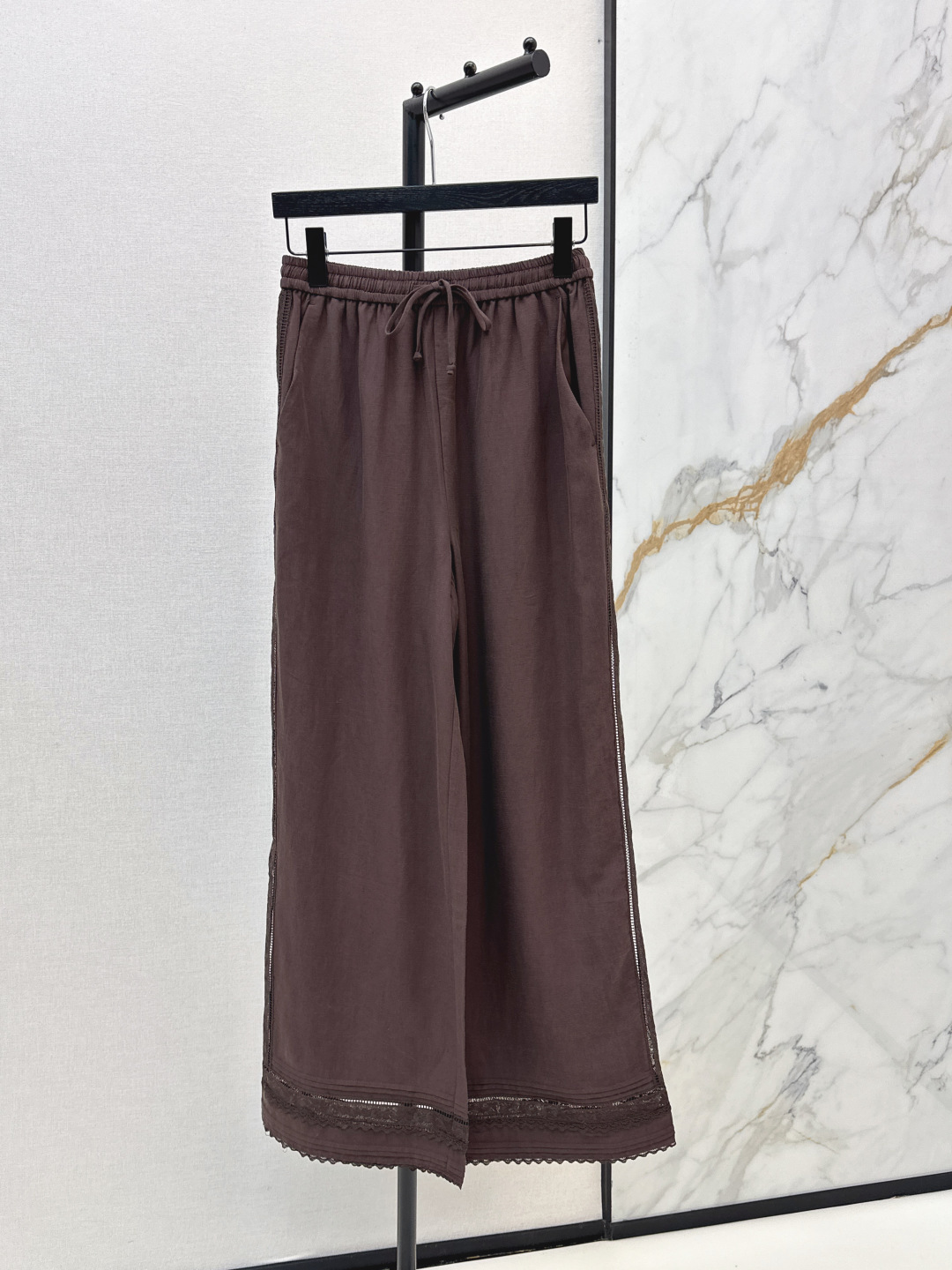 NO:802022,Fashionable design 26Ss - the latest spring and summer lace splicing wide-leg pants. Tencel linen blended fabric has a full drape. The straight wide-leg tailoring can perfectly modify the leg shape. It has a sense of elegance when walking, making you look taller and slimmer. There is a whole strip of exquisite hollow lace splicing on the outside, which extends along the trouser line to the trouser legs. It injects a gentle sense of detail into the basic wide-leg pants. Two colors are available now sml,,19860909时髦设计 26Ss———春夏最新款蕾丝花边拼接阔腿裤 天丝亚麻混纺面料垂坠感拉满 直筒阔腿剪裁能完美修饰腿型 走路时自带飘逸感 显高又显瘦 外侧有一整条精致的镂空蕾丝拼接 沿着裤线延伸到裤脚 为基础的阔腿裤注入了温柔的细节感 两色现货发售sml,,,Women's clothing