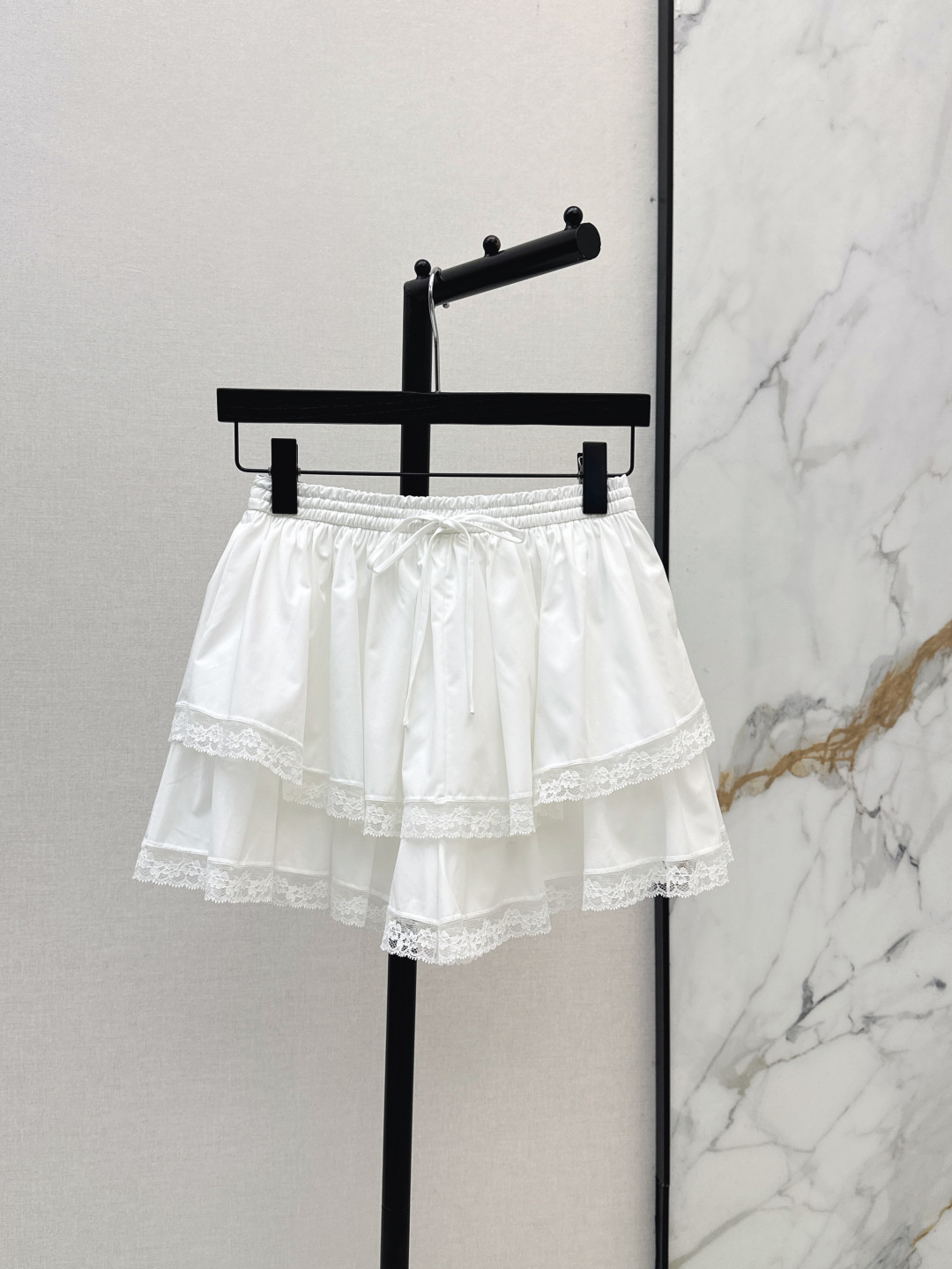 NO:802020,Fashionable design 26Ss————The latest sweetheart ballet girl skirt for early spring. Lace layered cake skirt design. Exquisite lace details and soft lines. Fashionable but not sweet style. No sense of restraint. Not picky. Ultra-short design can easily show long legs. The upper body looks light and energetic. It can be salty or sweet. Girly style. One color ready for sale sml,,skirts,19860909时髦设计 26Ss————早春最新款甜心芭蕾少女半裙 蕾丝花边层叠蛋糕裙摆设计 精致的花边细节和柔美的线条 时髦又不是甜美的风格 没有束缚感 不挑人穿 超短设计轻松显长腿 上身看起来轻盈又活力 可盐可甜少女风 一色现货发售sml,,skirts,,Women's clothing