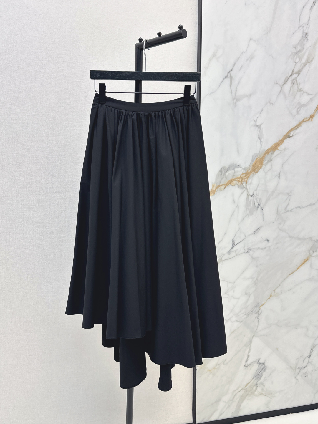 NO:802018,260S 26Ss————The latest French elegant style for spring and summer with high waist and large hem A-line mid-length skirt, a classic and versatile style. It is made of crisp and stylish cotton fabric with a sinewy feel. It can perfectly support the silhouette of the skirt and has a good drape. The upper body is crisp and elegant. It has both texture and practical wear. The pure tones are clean and high-end. It is a versatile wardrobe item that can be worn in all seasons. Two colors are available for sale smlxl,,skirts,19860909260S 26Ss———春夏最新款法式优雅风高腰大摆A字中长款半裙经典百搭款 采用挺括有型的棉质面料有筋骨感 能完美撑起裙摆廓形 垂坠感佳 上身挺括飘逸 兼具质感与实穿性 纯净色调干净高级 是四季可穿的衣橱百搭单品 两色现货发售smlxl,,skirts,,Women's clothing
