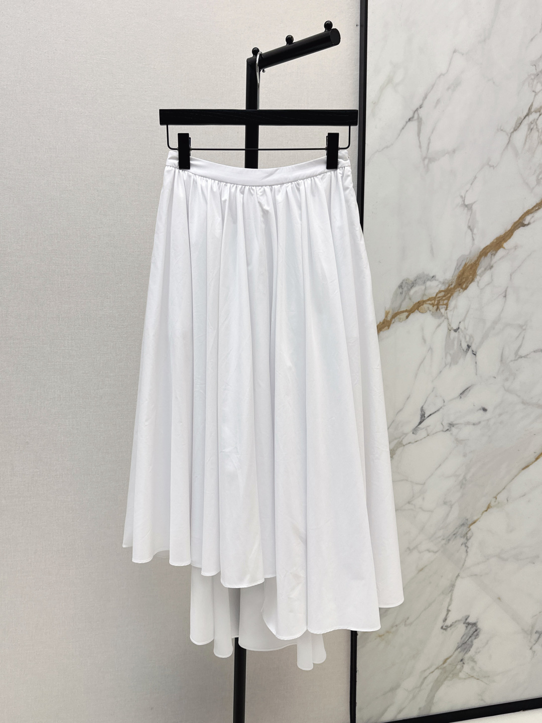 NO:802016,260S 26Ss————The latest French elegant style for spring and summer with high waist and large hem A-line mid-length skirt, a classic and versatile style. It is made of crisp and stylish cotton fabric with a sinewy feel. It can perfectly support the silhouette of the skirt and has a good drape. The upper body is crisp and elegant. It has both texture and practical wear. The pure tones are clean and high-end. It is a versatile wardrobe item that can be worn in all seasons. Two colors are available for sale smlxl,,skirts,19860909260S 26Ss———春夏最新款法式优雅风高腰大摆A字中长款半裙经典百搭款 采用挺括有型的棉质面料有筋骨感 能完美撑起裙摆廓形 垂坠感佳 上身挺括飘逸 兼具质感与实穿性 纯净色调干净高级 是四季可穿的衣橱百搭单品 两色现货发售smlxl,,skirts,,Women's clothing