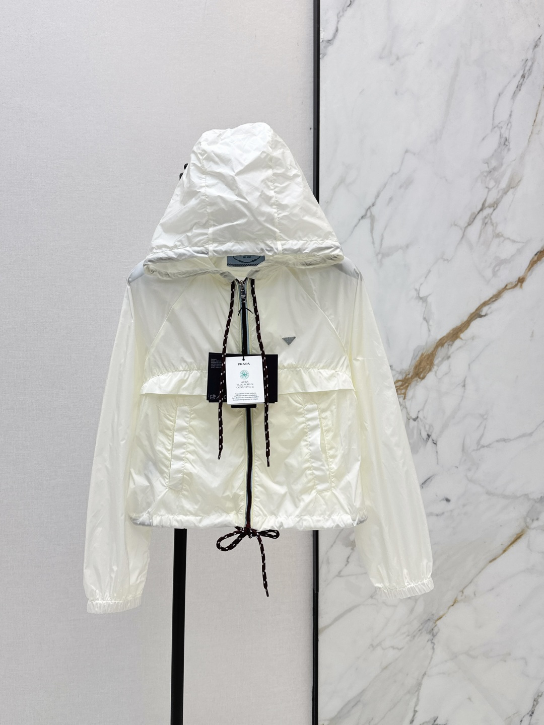 NO:802012,PD 26Ss————The latest hooded zipper sun protection jacket for spring and summer. Short and loose fit with drawstring at the hem. Adjustable design. Can be sweet or salty to reduce age. Fashionable and handsome. Original customized hardware accessories. Imported recycled nylon fabric with silky, delicate texture, wide and comfortable. Classic and unflattering silhouette, the upper body is slimming. A must-have for white and beautiful women. Four colors are on sale now 36/38/40/42,,jackets & coats,hats,19860909PD 26Ss————春夏最新款连帽拉链防晒外套 短款宽松版型下摆抽绳可调节设计 可甜可盐减龄时髦又帅气 原版定制五金配件 进口再生尼龙面料质感丝滑细腻挺阔舒适 经典不挑人版型上身巨显瘦 白富美必备 四色现货发售36/38/40/42,,jackets & coats,hats,,Women's clothing