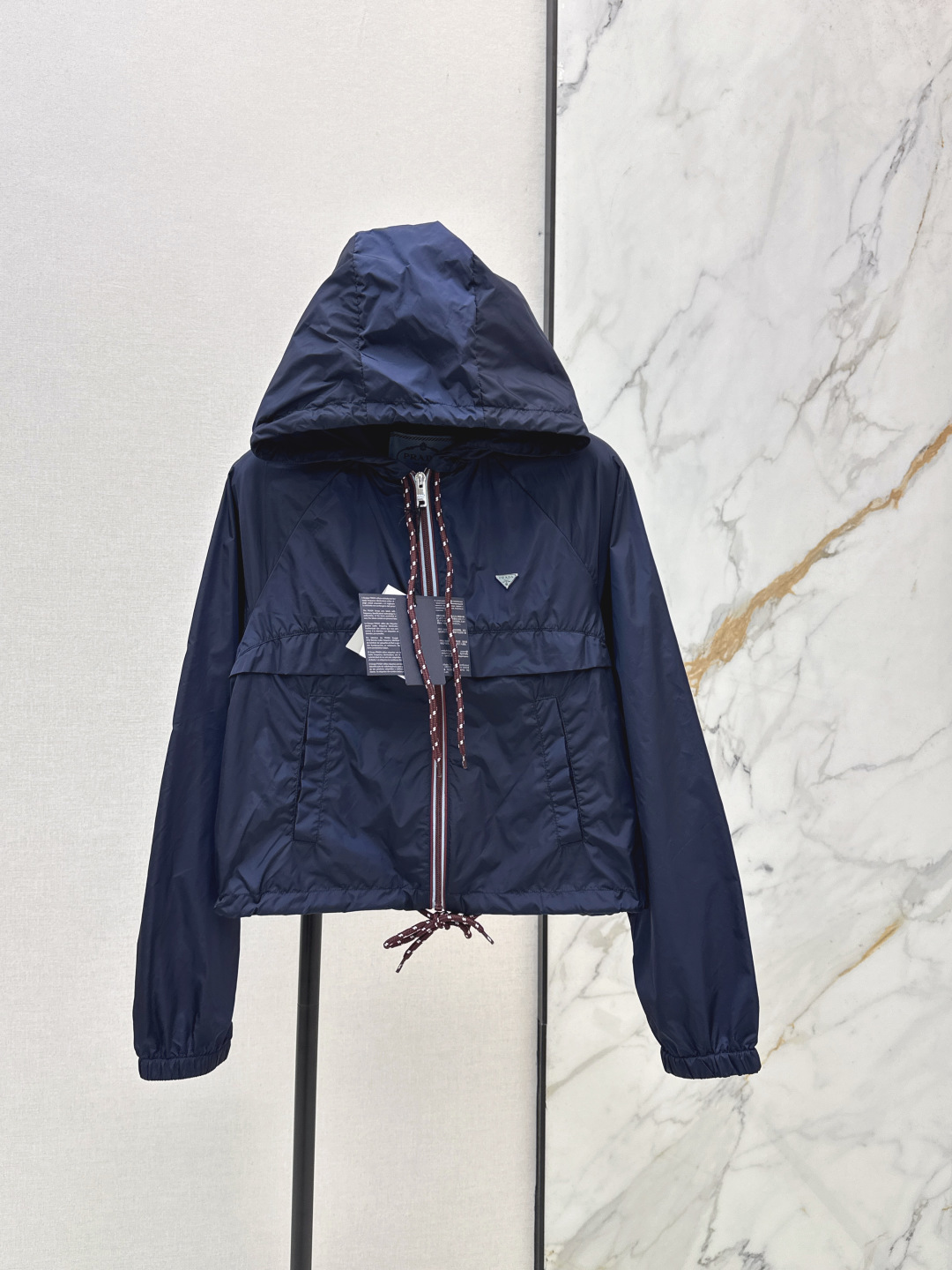 NO:802014,PD 26Ss————The latest hooded zipper sun protection jacket for spring and summer. Short and loose fit with drawstring at the hem. Adjustable design. Can be sweet or salty to reduce age. Fashionable and handsome. Original customized hardware accessories. Imported recycled nylon fabric with silky, delicate texture, wide and comfortable. Classic and unflattering silhouette, the upper body is slimming. A must-have for white and beautiful women. Four colors are on sale now 36/38/40/42,,jackets & coats,hats,19860909PD 26Ss————春夏最新款连帽拉链防晒外套 短款宽松版型下摆抽绳可调节设计 可甜可盐减龄时髦又帅气 原版定制五金配件 进口再生尼龙面料质感丝滑细腻挺阔舒适 经典不挑人版型上身巨显瘦 白富美必备 四色现货发售36/38/40/42,,jackets & coats,hats,,Women's clothing