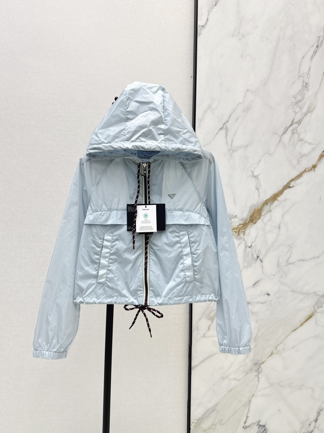 NO:802010,PD 26Ss————The latest hooded zipper sun protection jacket for spring and summer. Short and loose fit with drawstring at the hem. Adjustable design. Can be sweet or salty to reduce age. Fashionable and handsome. Original customized hardware accessories. Imported recycled nylon fabric with silky, delicate texture, wide and comfortable. Classic and unflattering silhouette, the upper body is slimming. A must-have for white and beautiful women. Four colors are on sale now 36/38/40/42,,jackets & coats,hats,19860909PD 26Ss————春夏最新款连帽拉链防晒外套 短款宽松版型下摆抽绳可调节设计 可甜可盐减龄时髦又帅气 原版定制五金配件 进口再生尼龙面料质感丝滑细腻挺阔舒适 经典不挑人版型上身巨显瘦 白富美必备 四色现货发售36/38/40/42,,jackets & coats,hats,,Women's clothing