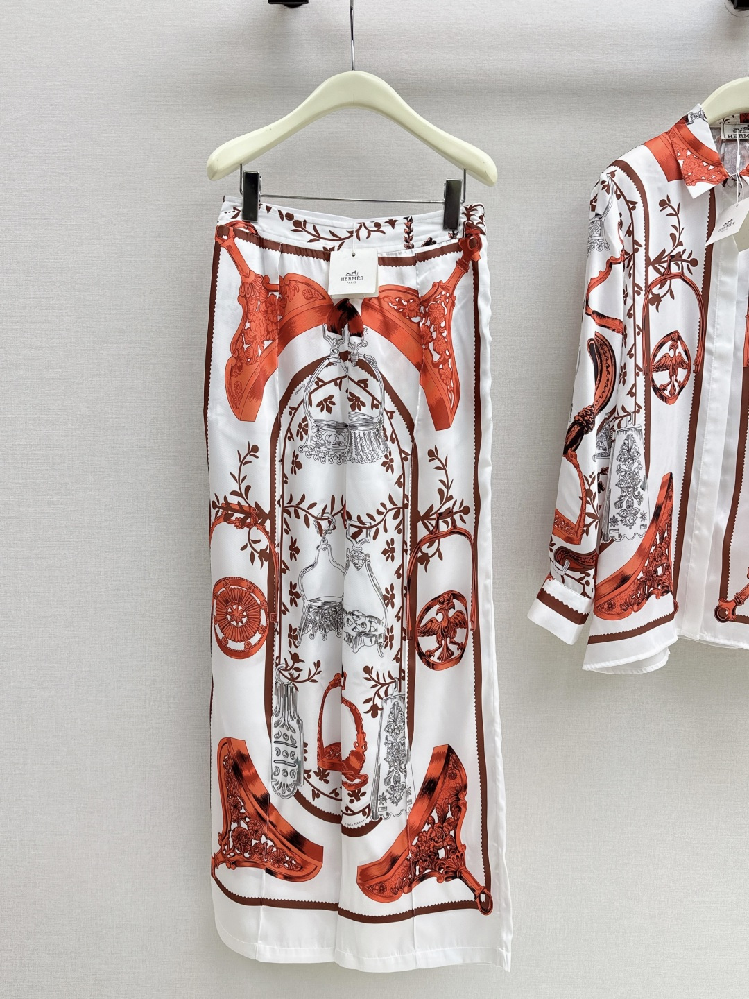NO:802821,Her 26Ss————The latest printed silk suit for spring and summer, 100% silk fabric, retro and fashionable, low-key temperament, luxurious and high-end, versatile and not picky, customized technical fabrics, quality of workmanship depends on the details, white and rich beauty must buy, one color is developed separately, ready for sale smlxl,,real silk,19860909Her 26Ss————春夏最新款印花真丝套装百分百真丝面料 复古时髦 低调气质又奢华高级 版型百搭不挑人 定制科技面料 做工品质看细节 白富美必入 一色分开发 现货发售smlxl,,real silk,,Women's clothing