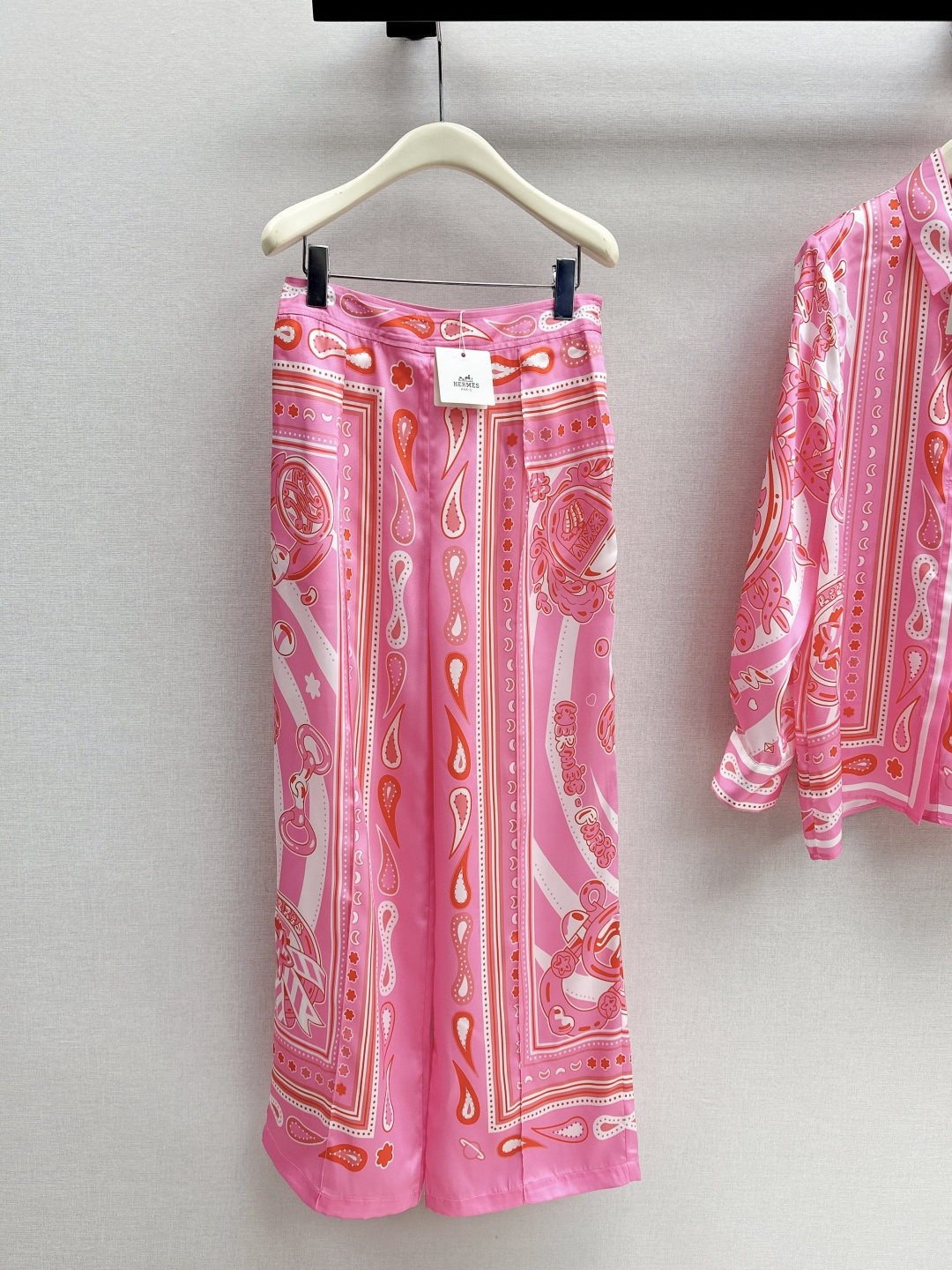NO:802815,Her 26Ss————The latest printed silk suit for spring and summer, 100% silk fabric, retro and fashionable, low-key temperament, luxurious and high-end, versatile and not picky, customized technical fabrics, quality of workmanship depends on the details, white and rich beauty must buy, one color is developed separately, ready for sale smlxl,,real silk,19860909Her 26Ss————春夏最新款印花真丝套装百分百真丝面料 复古时髦 低调气质又奢华高级 版型百搭不挑人 定制科技面料 做工品质看细节 白富美必入 一色分开发 现货发售smlxl,,real silk,,Women's clothing