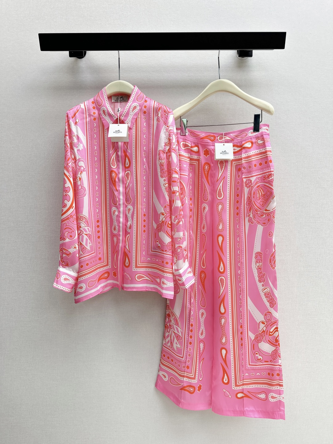 NO:802812,Her 26Ss————The latest printed silk suit for spring and summer, 100% silk fabric, retro and fashionable, low-key temperament, luxurious and high-end, versatile and not picky, customized technical fabrics, quality of workmanship depends on the details, white and rich beauty is a must-have, one color is developed separately, ready for sale smlxl lining,,real silk,19860909Her 26Ss————春夏最新款印花真丝套装百分百真丝面料 复古时髦 低调气质又奢华高级 版型百搭不挑人 定制科技面料 做工品质看细节 白富美必入 一色分开发 现货发售smlxl 衬,,real silk,,Women's clothing
