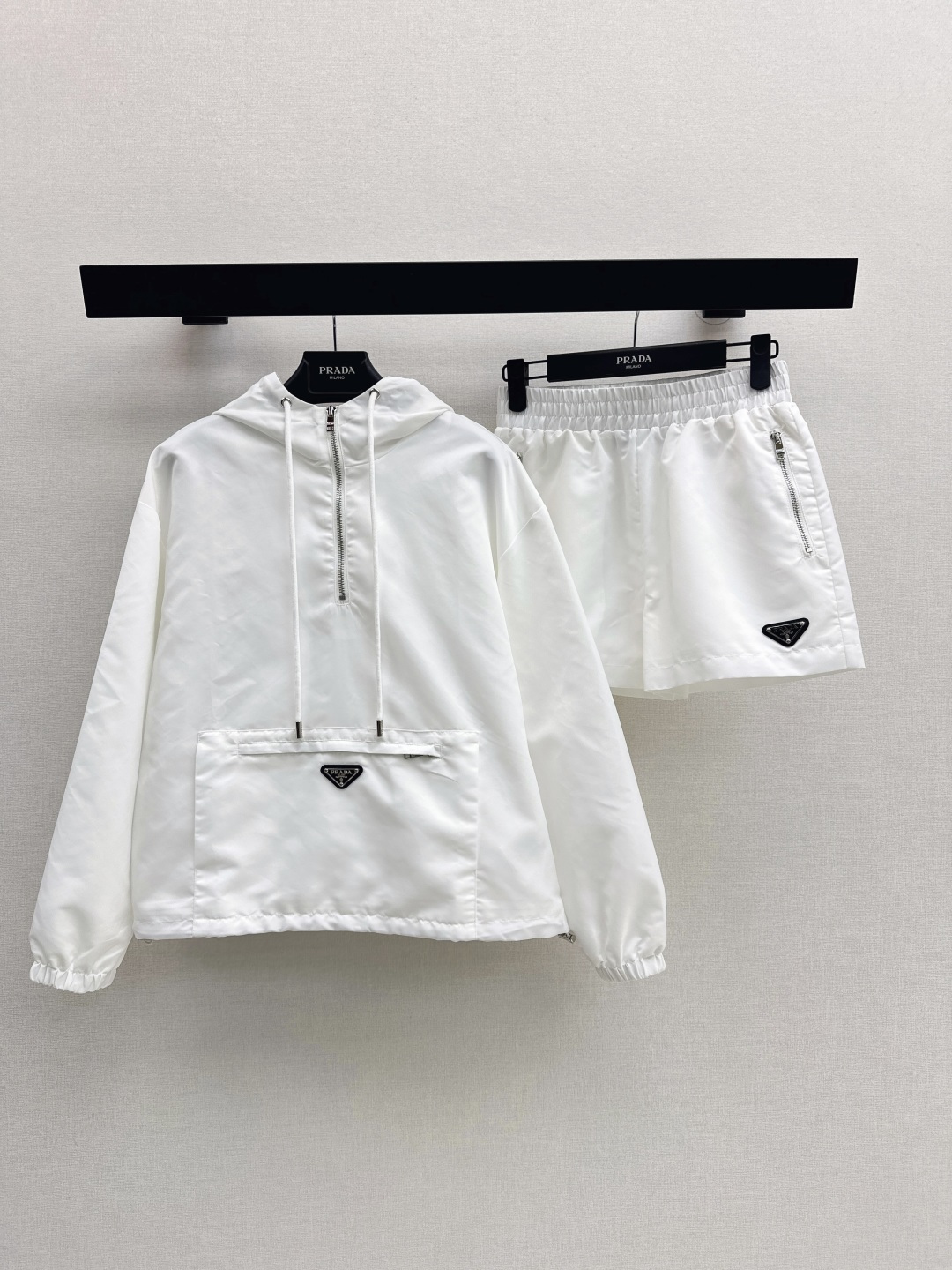 NO:802809,PD 26Ss————The latest spring and summer nylon casual suit has a cute style, full of small details, exquisite workmanship, age-reducing fashion, good hold style, won the hearts of fairies, soft and textured, comes in one set, two colors available for sale sml,,19860909PD 26Ss————春夏最新款尼龙休闲套装可A可乖的风格 满满小细节太加分 做工精致 减龄时尚 好HOLD住造型 深得仙女心 柔软有质感 一套出 两色现货发售sml,,,Women's clothing