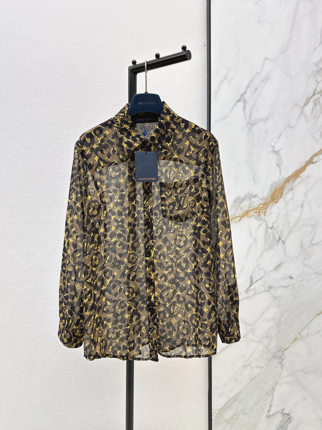 NO:802806,L Family 26Ss————The latest spring and summer leopard pattern printed loose sun protection shirt is slightly see-through. A cute style. Full of small details. Exquisite workmanship. Age-reducing fashion. Good HOLD style. Won the hearts of fairies. Soft and textured. One color ready for sale sml,, louis vuitton, shirts,19860909L家 26Ss————春夏最新款豹纹图案印花宽松防晒衬衫微透视 可A可乖的风格 满满小细节太加分 做工精致 减龄时尚 好HOLD住造型 深得仙女心 柔软有质感 一色现货发售sml,,louis vuitton,shirts,,Women's clothing