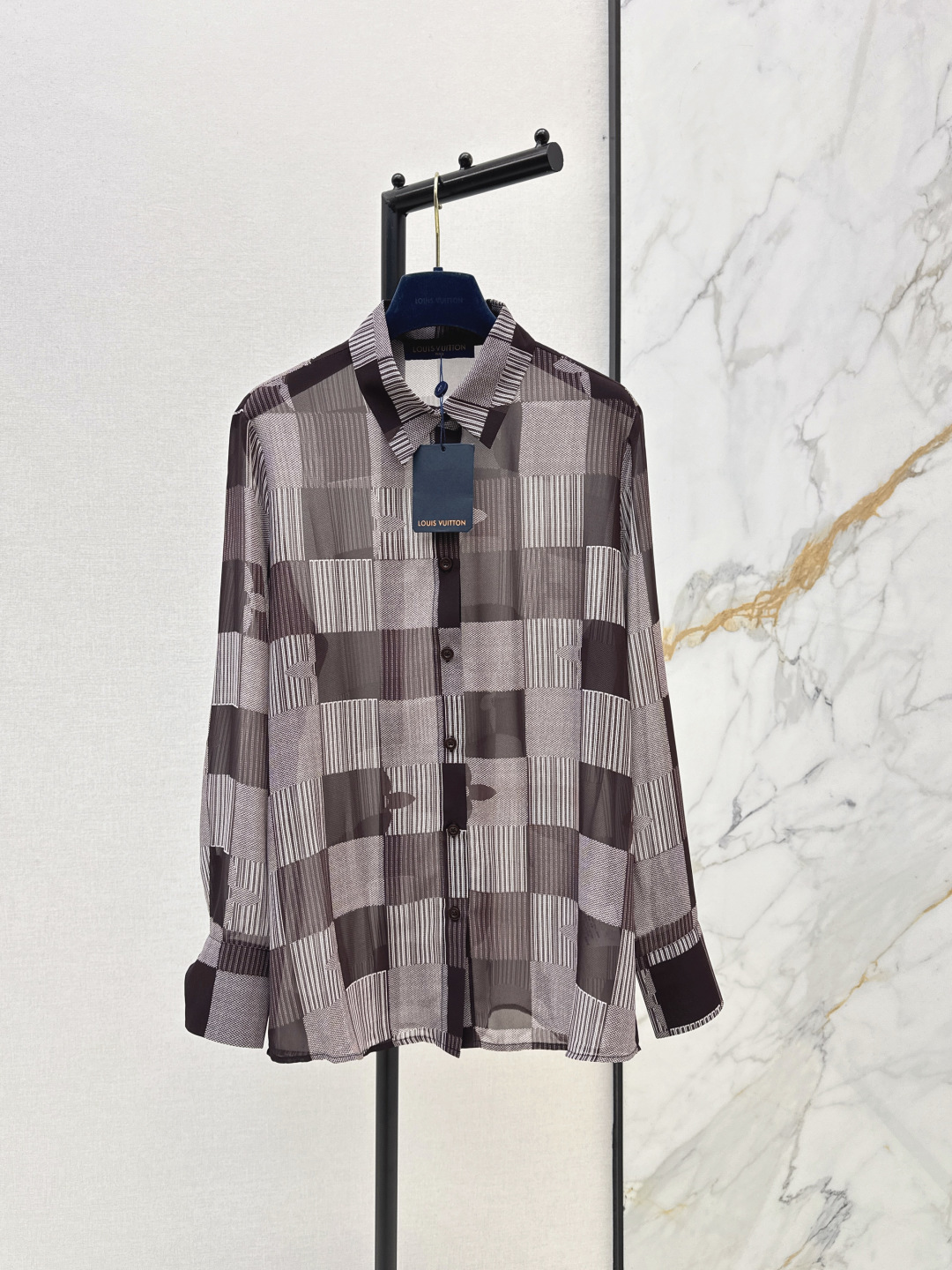NO:802803,L Family 26Ss————The latest spring and summer checkered pattern printed loose sun protection shirt is slightly see-through. A cute style. Full of small details. Exquisite workmanship. Age-reducing fashion. Good HOLD style. Won the hearts of fairies. Soft and textured. Two colors available for sale sml,, louis vuitton, shirts,19860909L家 26Ss————春夏最新款棋格纹图案印花宽松防晒衬衫微透视 可A可乖的风格 满满小细节太加分 做工精致 减龄时尚 好HOLD住造型 深得仙女心 柔软有质感 两色现货发售sml,,louis vuitton,shirts,,Women's clothing