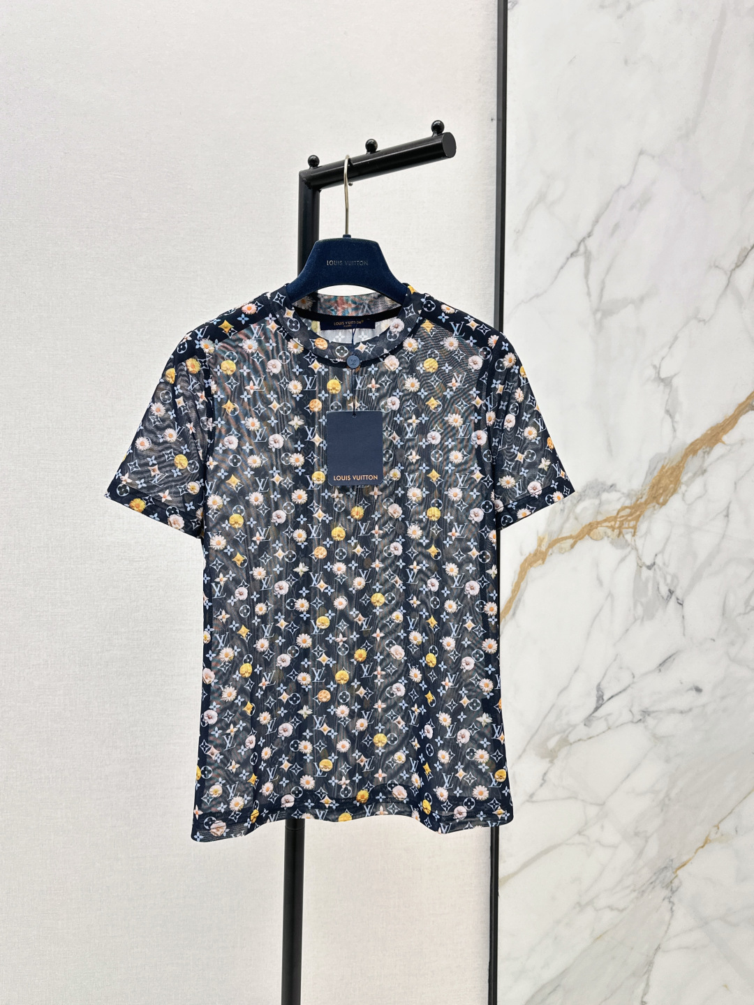 NO:802800,L Family 26Ss————The latest spring and summer logo presbyopic short-sleeved mesh top Monograw permeable printing, high-end atmosphere, soft elasticity and very comfortable, full of high-end sense of wear, semi-see-through, innovative fabrics, light and soft, very good in kind, tight and slim, the upper body is fashionable and versatile, two colors are available in stock, sml, louis vuitton, T-shirt,19860909L家 26Ss————春夏最新款logo老花短袖网纱上衣 Monograw渗透印花 高级大气 柔软弹力很舒服 满满的穿搭高级感 半透视 创新面料 轻盈柔软 实物非常赞 紧身显身材 上身洋气百搭 两色现货发售sml,,louis vuitton,T-shirt,,Women's clothing