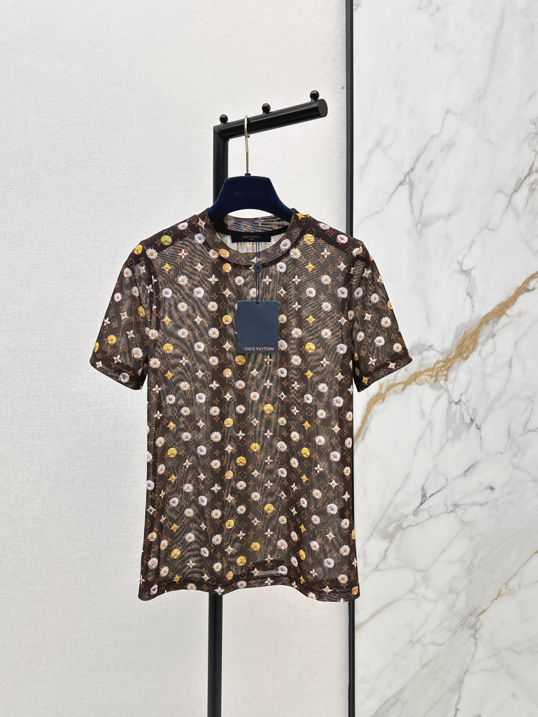 NO:802797,L Family 26Ss————The latest spring and summer logo presbyopic short-sleeved mesh top Monograw permeable printing, high-end atmosphere, soft elasticity and very comfortable, full of high-end sense of wear, semi-see-through, innovative fabrics, light and soft, very good in kind, tight and slim, the upper body is fashionable and versatile, two colors are available in stock, sml, louis vuitton, T-shirt,19860909L家 26Ss————春夏最新款logo老花短袖网纱上衣 Monograw渗透印花 高级大气 柔软弹力很舒服 满满的穿搭高级感 半透视 创新面料 轻盈柔软 实物非常赞 紧身显身材 上身洋气百搭 两色现货发售sml,,louis vuitton,T-shirt,,Women's clothing