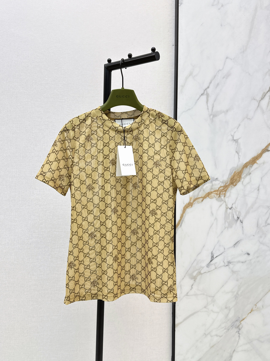 NO:802794,Gu 26Ss————The latest spring and summer logo presbyopic short-sleeved mesh top, classic gg penetration printing, high-end atmosphere, soft and stretchy, very comfortable, full of high-end sense of wear, semi-see-through, innovative fabrics, light and soft, very good in kind, tight and slim-fitting, western-style upper body, versatile, one color ready for sale sml,, T-shirt,19860909Gu 26Ss————春夏最新款logo老花短袖网纱上衣 经典gg渗透印花 高级大气 柔软弹力很舒服 满满的穿搭高级感 半透视 创新面料 轻盈柔软 实物非常赞 紧身显身材 上身洋气百搭 一色现货发售sml,,T-shirt,,Women's clothing