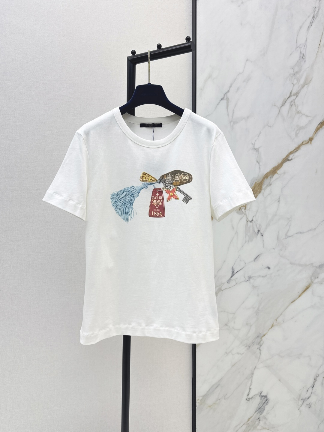 NO:802793,L Family 26Ss————The latest printed round neck T-shirt for spring and summer. It is very dense and feels super good. It is really a hard-working one. The details are perfect. The regular version is not picky at all. It is simple and generous on the upper body. It instantly enhances your temperament. Available in stock in one color, sml, louis vuitton, tees, t-shirt,19860909L家 26Ss————春夏最新款印花圆领T恤 密度很高手感超好 真的费劲心血的一款 细节完美 常规版型 上身完全不挑人简单大方 瞬间提升气质 一色现货发售sml,,louis vuitton,tees，t-shirt,,Women's clothing