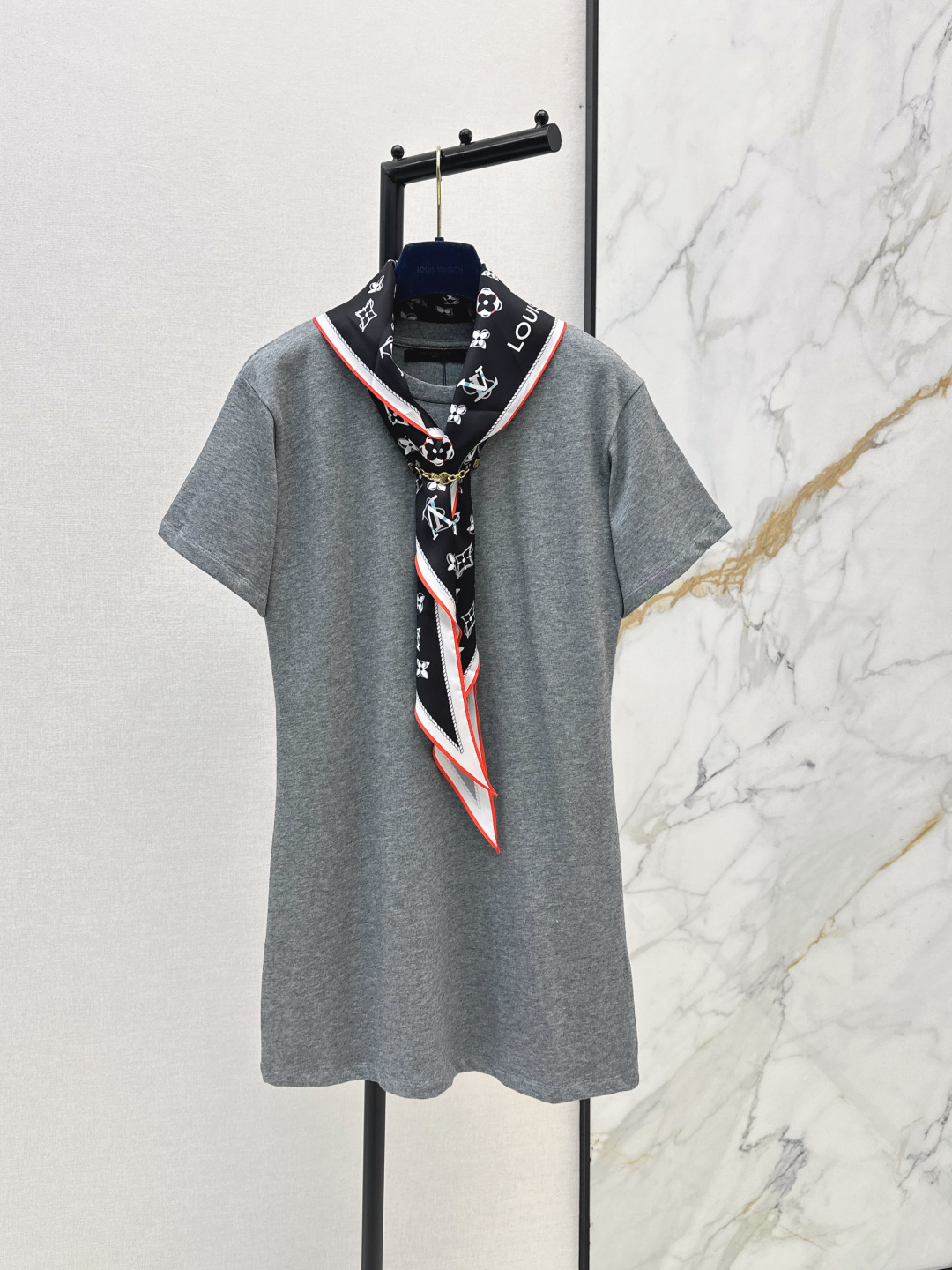 NO:802791,L Family 26Ss————The latest long T-shirt decorated with printed silk scarves for spring and summer. It is very dense and feels super good. It is a really hard-working one. The details are perfect. The regular version is not picky at all. It is simple and generous on the upper body. It instantly enhances your temperament. Two colors are available in stock, sml, louis vuitton, tees, t-shirt,19860909L家 26Ss————春夏最新款印花丝巾装饰长款T恤 密度很高手感超好 真的费劲心血的一款 细节完美 常规版型 上身完全不挑人简单大方 瞬间提升气质 两色现货发售sml,,louis vuitton,tees，t-shirt,,Women's clothing