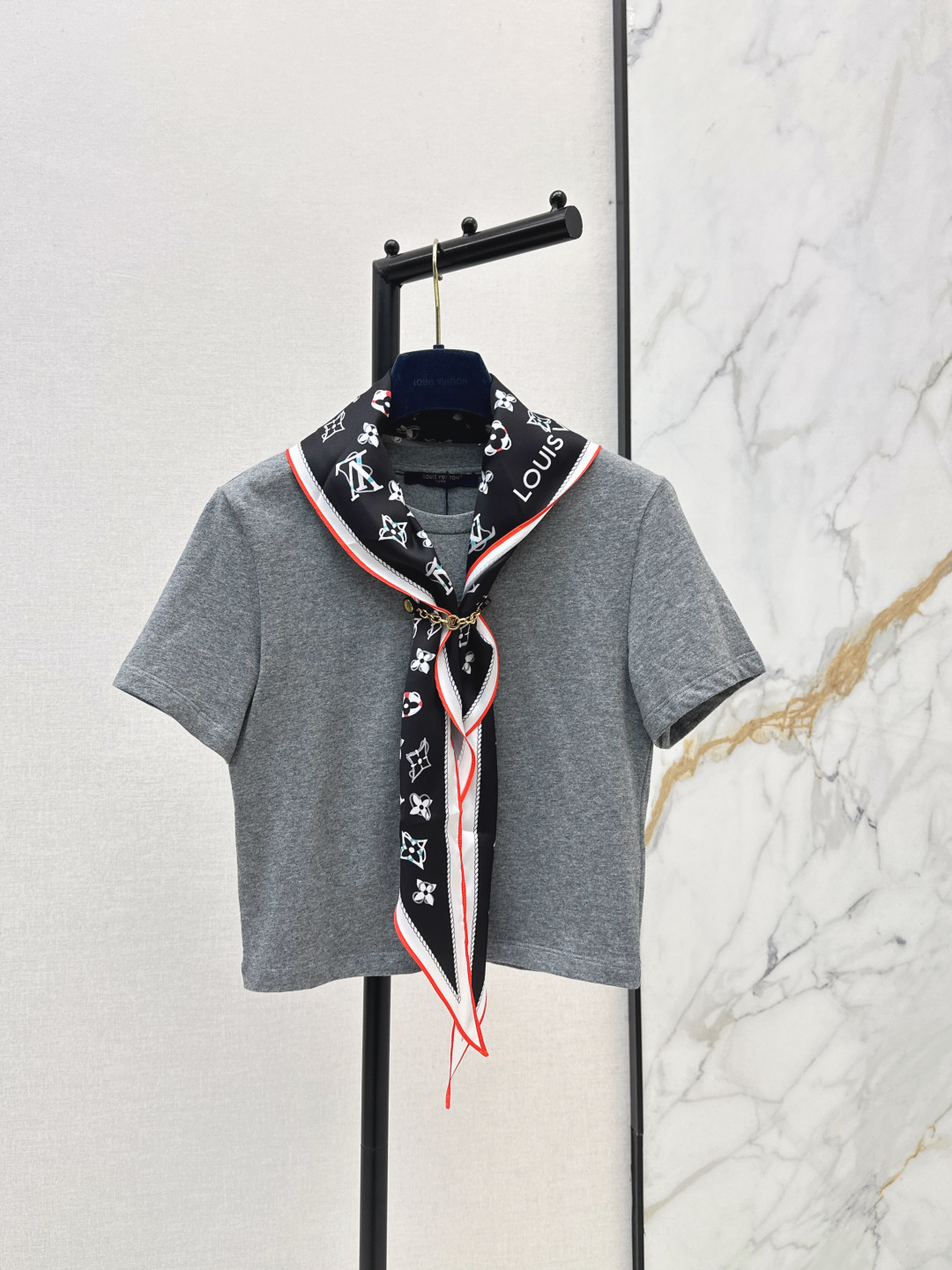 NO:802789,L Family 26Ss————The latest spring and summer printed silk scarf decorated short T-shirt. It is very dense and feels super good. It is really a hard-working one. The details are perfect. The regular version is not picky at all. It is simple and generous on the upper body. It instantly enhances the temperament. Two colors are available in stock, sml, louis vuitton, tees, t-shirt,19860909L家 26Ss————春夏最新款印花丝巾装饰短款T恤 密度很高手感超好 真的费劲心血的一款 细节完美 常规版型 上身完全不挑人简单大方 瞬间提升气质 两色现货发售sml,,louis vuitton,tees，t-shirt,,Women's clothing