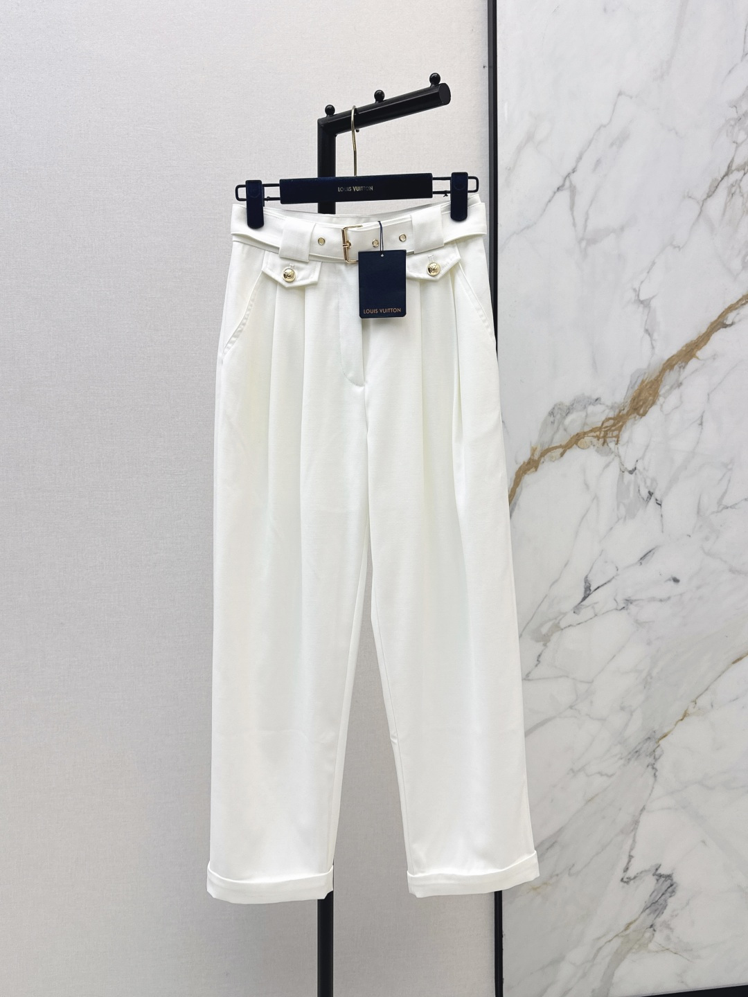 NO:802787,L's 26Ss————The latest simple and elegant white trousers for spring and summer. Very high-end imported texture. Look carefully at the details. The color is super correct. The upper body is very cool. It is clean and classy. It enhances the temperament. It completely complies with the level of high-end ready-to-wear. It is impossible not to love it. One color ready for sale smlxl,, louis vuitton,19860909L家 26Ss————春夏最新款简洁大气白色西裤 非常高级的进口质地 仔细看细节 颜色超正 上身非常飒爽 干净有品 提气质 完全按照高定成衣水准 无法不爱 一色现货发售smlxl,,louis vuitton,,Women's clothing