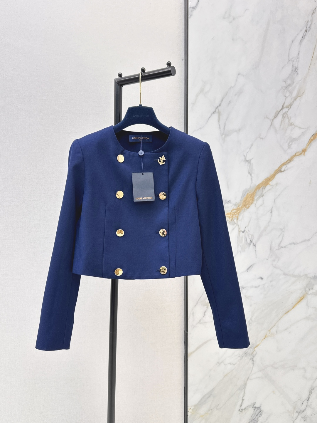 NO:802785,L family 26Ss————The latest navy blue short double-breasted jacket for spring and summer. Very high-end imported texture. Look carefully at the details. The upper body is very sassy. Clean and classy. It enhances the temperament. It completely complies with the level of high-end ready-to-wear. Recommend a matching set. One color available for sale smlxl, louis vuitton, jackets & coats,19860909L家 26Ss————春夏最新款藏青色小短款双排扣外套 非常高级的进口质地 仔细看细节 上身非常飒 干净有品 提气质 完全按照高定成衣水准 推荐一套搭配 一色现货发售smlxl,,louis vuitton,jackets & coats,,Women's clothing