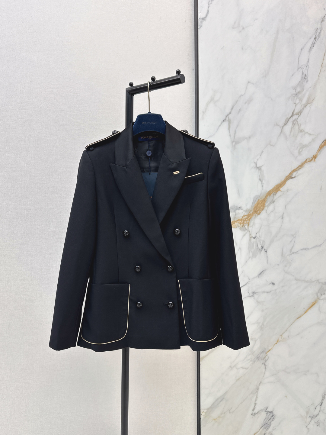 NO:802783,L's 26Ss————The latest versatile black suit jacket for spring and summer. Very high-end imported texture. Pay close attention to the details. The upper body is very sassy. Clean and classy. It enhances the temperament. It completely complies with the standard of high-end ready-to-wear. It is impossible not to love it. One color ready for sale smlxl,, louis vuitton, jackets & coats, business suit,19860909L家 26Ss————春夏最新款百搭黑色系西装外套 非常高级的进口质地 仔细看细节 上身非常飒 干净有品 提气质 完全按照高定成衣水准 无法不爱 一色现货发售smlxl,,louis vuitton,jackets & coats,business suit,,Women's clothing