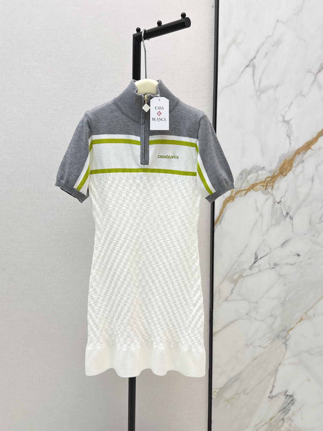 NO:802781,Fashionable design 26Ss————The latest spring and summer color-blocking design stand-up collar knitted dress. The H-straight version of the upper body especially hides the flesh and makes you look slimmer. It is so easy to wear. It is made of knitted fabric made of cotton yarn. It has good breathability and will not be stuffy. It can be easily managed by small people. It is also suitable for wearing under the clothes. It is available in one color. sml,,skirts,19860909时髦设计 26Ss————春夏最新款拼色设计立领针织连衣裙 H直筒版型上身特别藏肉显瘦 太好穿了 采用棉质纱线的针织面料 透气性好不会闷热 小个子也能轻松驾驭 内搭穿也很适合 一色现货发售sml,,skirts,,Women's clothing