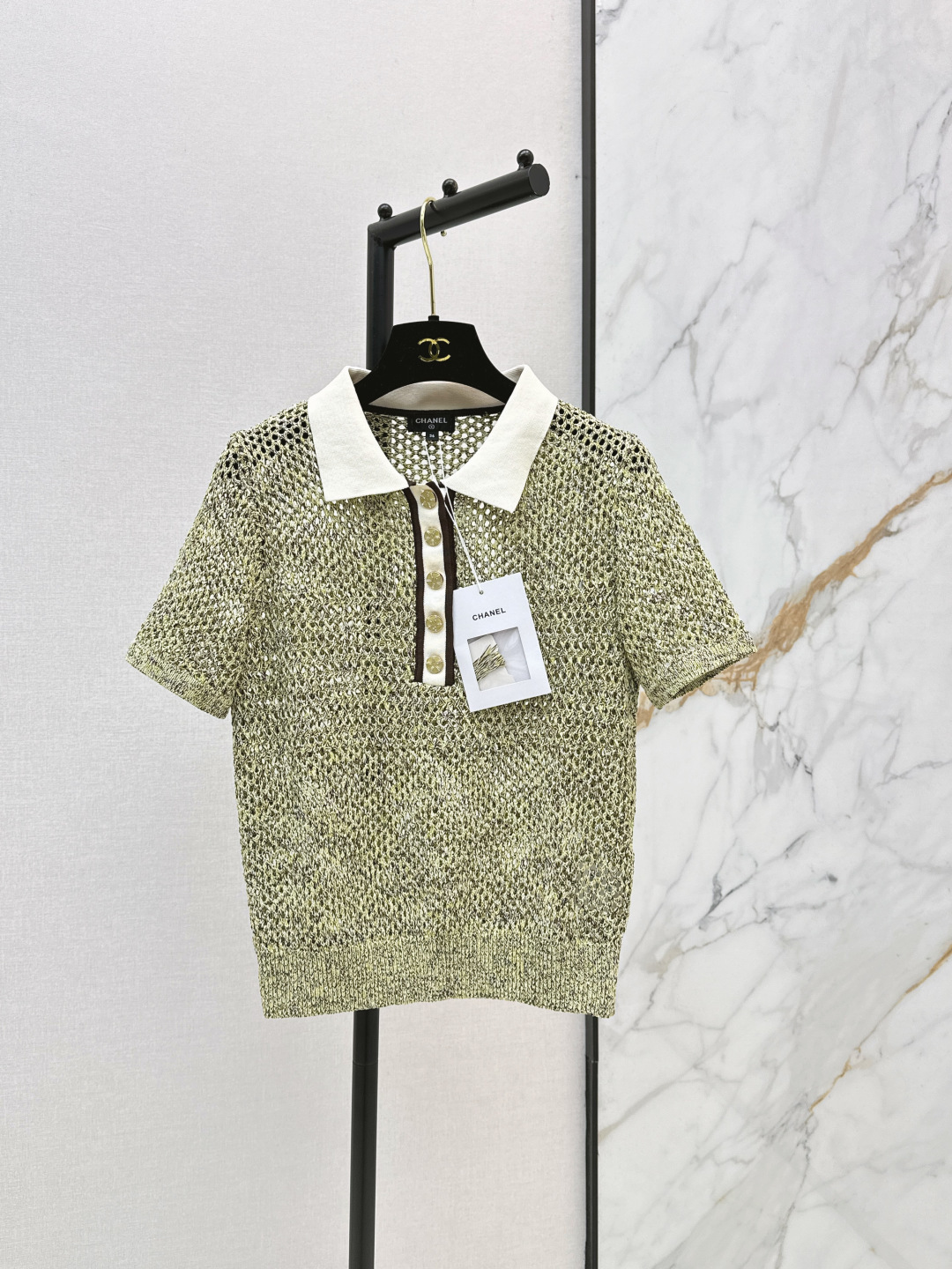 NO:802779,C Home 26Ss————The latest spring and summer contrasting color lapel hollow sweater has a girlish look. The fashionable atmosphere is easy to control. The upper body is not picky at all. It can be matched with all kinds of pants or skirts. The hollow fabric woven by imported machines is refreshing and breathable. The same color is available in stock sml, chanel, skirts,19860909C家 26Ss————春夏最新款撞色翻领镂空针织衫减龄少女感 时髦氛围轻松拿捏 上身完全不挑人 各种裤子或者半裙都可以搭配 进口机子织造的镂空面料 清爽透气 一色现货发售sml,,chanel,skirts,,Women's clothing