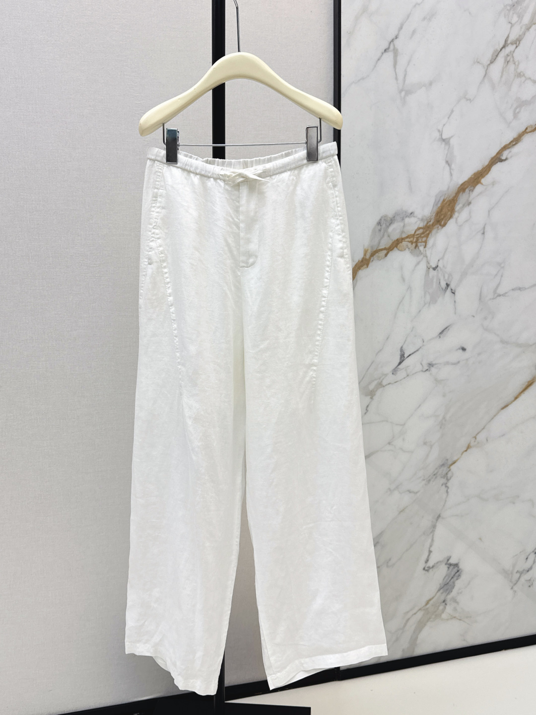 NO:802775,Fashionable small design 26Ss————The latest minimalist style straight-leg pants for spring and summer are recommended for high-end commuting. Super elegant and simple design. The upper body is elegant and atmospheric. The upper body is super tall. It is easy to have a sense of proportion. One color ready for sale smlxl,,19860909时髦小设计 26Ss————春夏最新款极简风直筒裤高阶通勤推荐 超级抬气质 简约设计感 上身优雅大气 上身超级显高 轻松拥有三七比例感 一色现货发售smlxl,,,Women's clothing