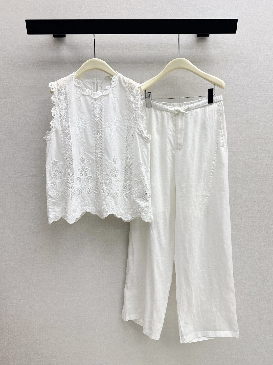 NO:802792,Fashionable design 26Ss————The latest splicing lace decorative design stand-up collar sleeveless shirt for spring and summer. The overall design is exquisite and romantic. It has a sense of elegance and leisure. It adopts a loose and casual dropped shoulder cut. The upper body is not flattering and has a lazy and casual atmosphere. French retro and light mature temperament. Suitable for commuting, dating or daily leisure. One color ready for sale smlxl,, shirts,19860909时髦设计 26Ss————春夏最新款拼接蕾丝花边装饰设计立领无袖衬衫整体设计精致浪漫 兼具优雅与休闲感 采用宽松休闲的落肩剪裁 上身不挑身材 自带慵懒随性的氛围 法式复古与轻熟气质 适合通勤约会或日常休闲 一色现货发售smlxl,,shirts,,Women's clothing