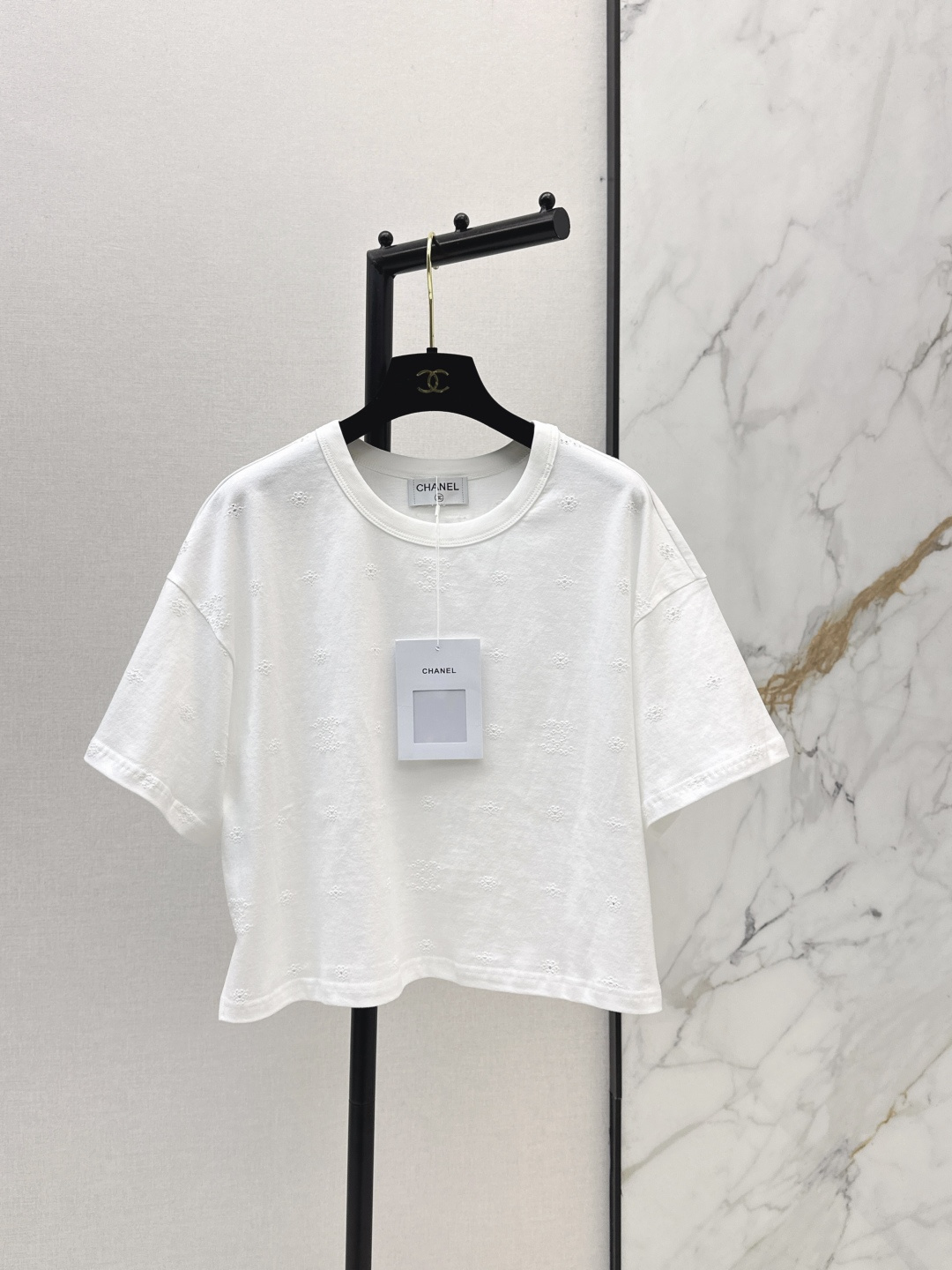 NO:802786,C Home 26Ss————The latest loose short-sleeved T-shirt with embroidered logo in spring and summer. Customized fabric developed by yb. Smooth, skin-friendly and breathable. It is also anti-wrinkle and durable. The body adopts customized hollow embroidery technology. Cutting pieces are positioned according to the pattern. The pattern is evenly distributed and layered. Simple yet refined. One color available for sale in sml, chanel, T-shirt, tees, t-shirt,19860909C家 26Ss————春夏最新款绣标宽松短袖T恤 yb开发定制面料 平滑亲肤透气 同时具备抗皱性与耐用性 衣身采用定制镂空绣花工艺 按花型定位裁片 花纹分布均匀且富有层次感 简约又不失精致感 一色现货发售sml,,chanel,T-shirt,tees，t-shirt,,Women's clothing