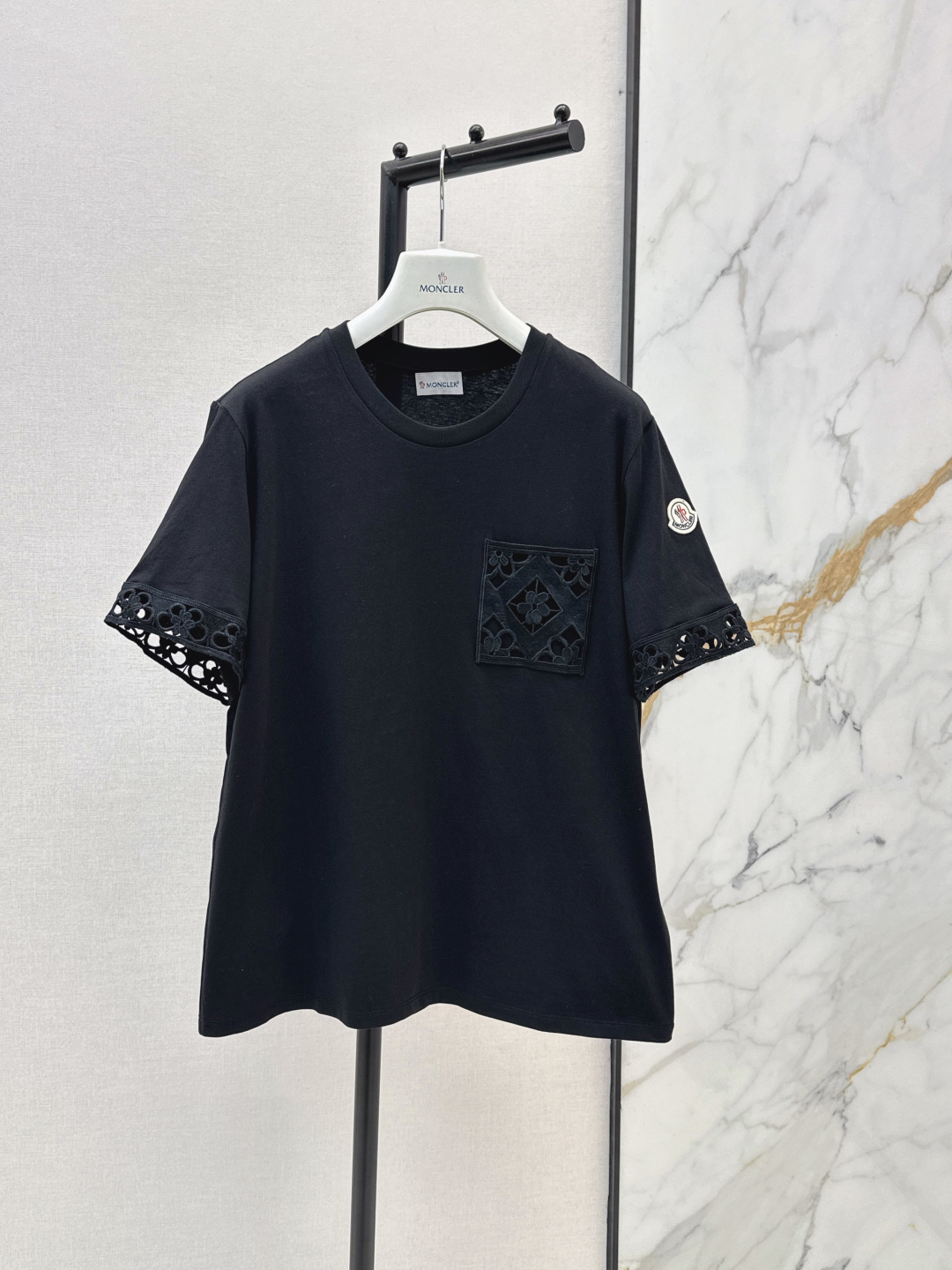 NO:802782,Mc 26Ss————The latest spring and summer vacation series hollow embroidered patch pocket T-shirt, custom embroidered water-soluble flower design is more exquisite, the shape is not picky, people can easily control it, pure cotton fabric, the upper body is refreshing, comfortable and breathable. Two colors are available in stock, sml, tees, t-shirt,19860909Mc 26Ss————春夏最新款度假系列镂空绣花贴袋T恤定制刺绣水溶花设计更加精致 版型不挑人能轻松驾驭 纯棉面料 上身清爽舒适透气 两色现货发售sml,,tees，t-shirt,,Women's clothing