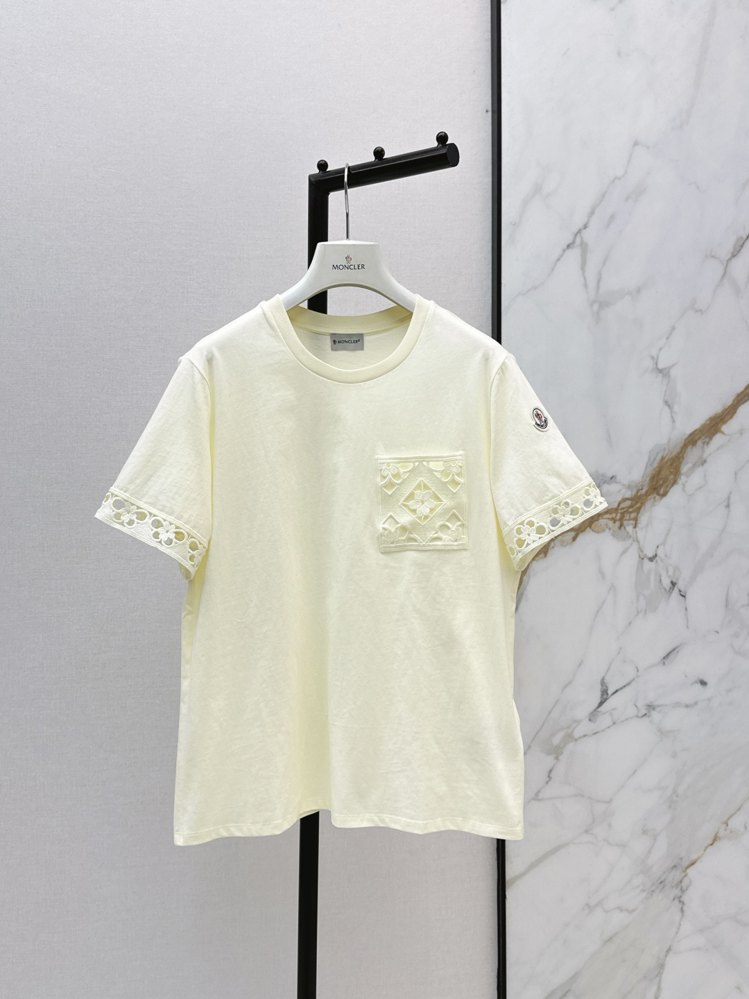 NO:802780,Mc 26Ss————The latest spring and summer vacation series hollow embroidered patch pocket T-shirt, custom embroidered water-soluble flower design is more exquisite, the shape is not picky, people can easily control it, pure cotton fabric, the upper body is refreshing, comfortable and breathable. Two colors are available in stock, sml, tees, t-shirt,19860909Mc 26Ss————春夏最新款度假系列镂空绣花贴袋T恤定制刺绣水溶花设计更加精致 版型不挑人能轻松驾驭 纯棉面料 上身清爽舒适透气 两色现货发售sml,,tees，t-shirt,,Women's clothing